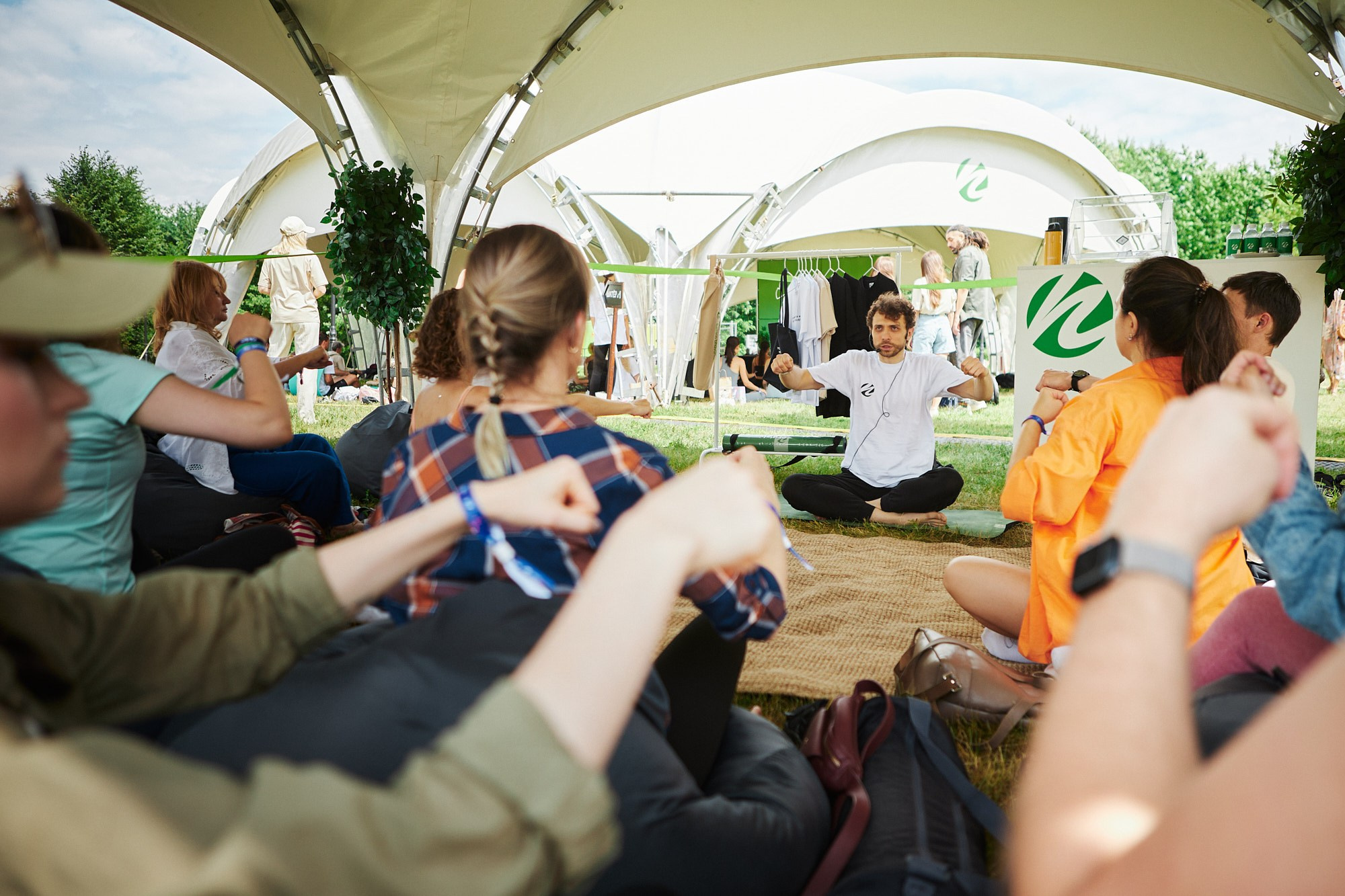 HOLI Yoga — репортажная съёмка фестиваля йоги в Москве. Репортажный фотограф в Москве — Дмитрий Тарасов | Съёмка мероприятий, концертов, корпоративов