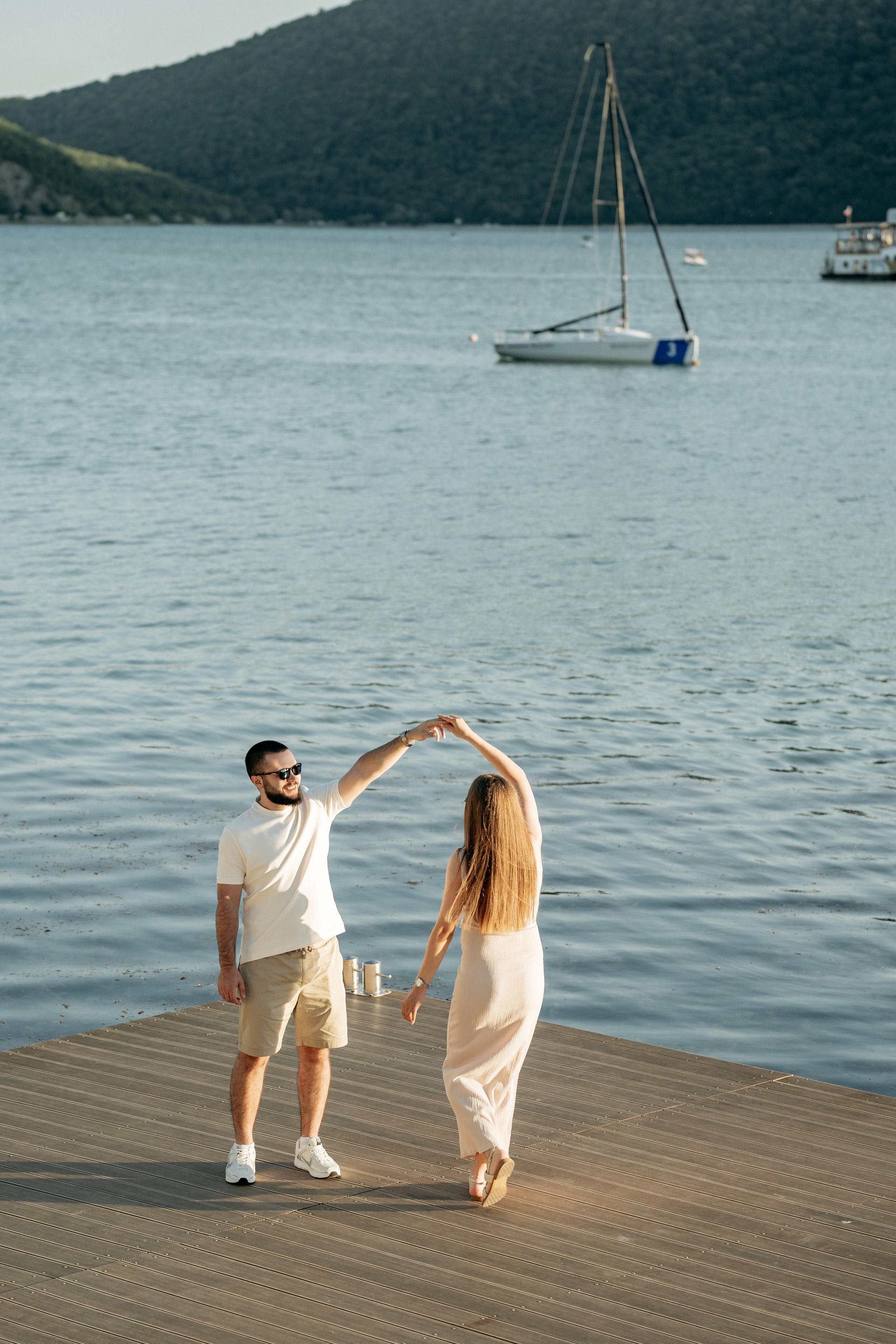 Пара на закате у озера Абрау-Дюрсо – незабываемые кадры от фотографа