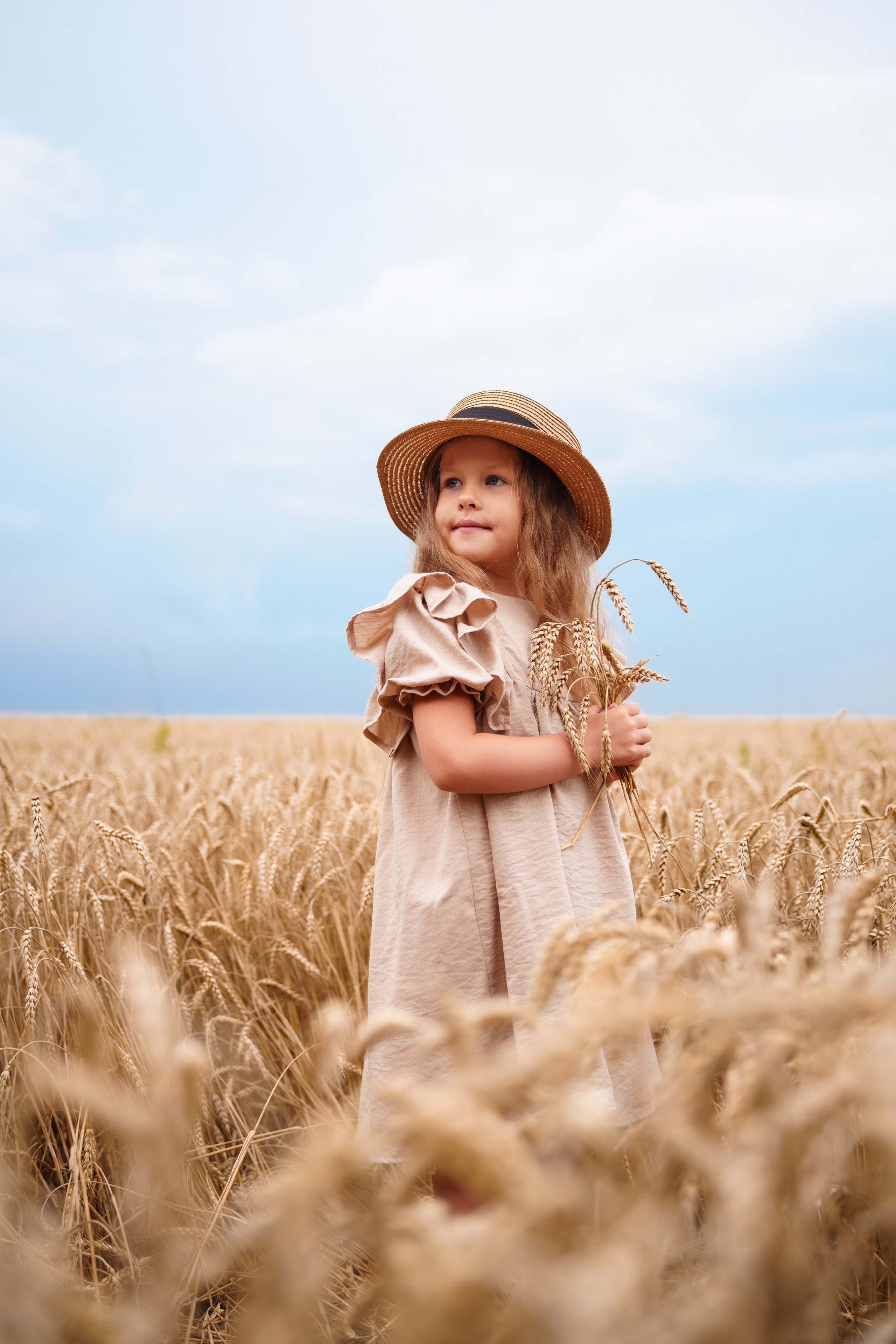 Мама с дочкой в пшеничном поле (01.08.2023). Фотограф Андрей Чеботок (Белгород, Курск, Воронеж, Старый Оскол)