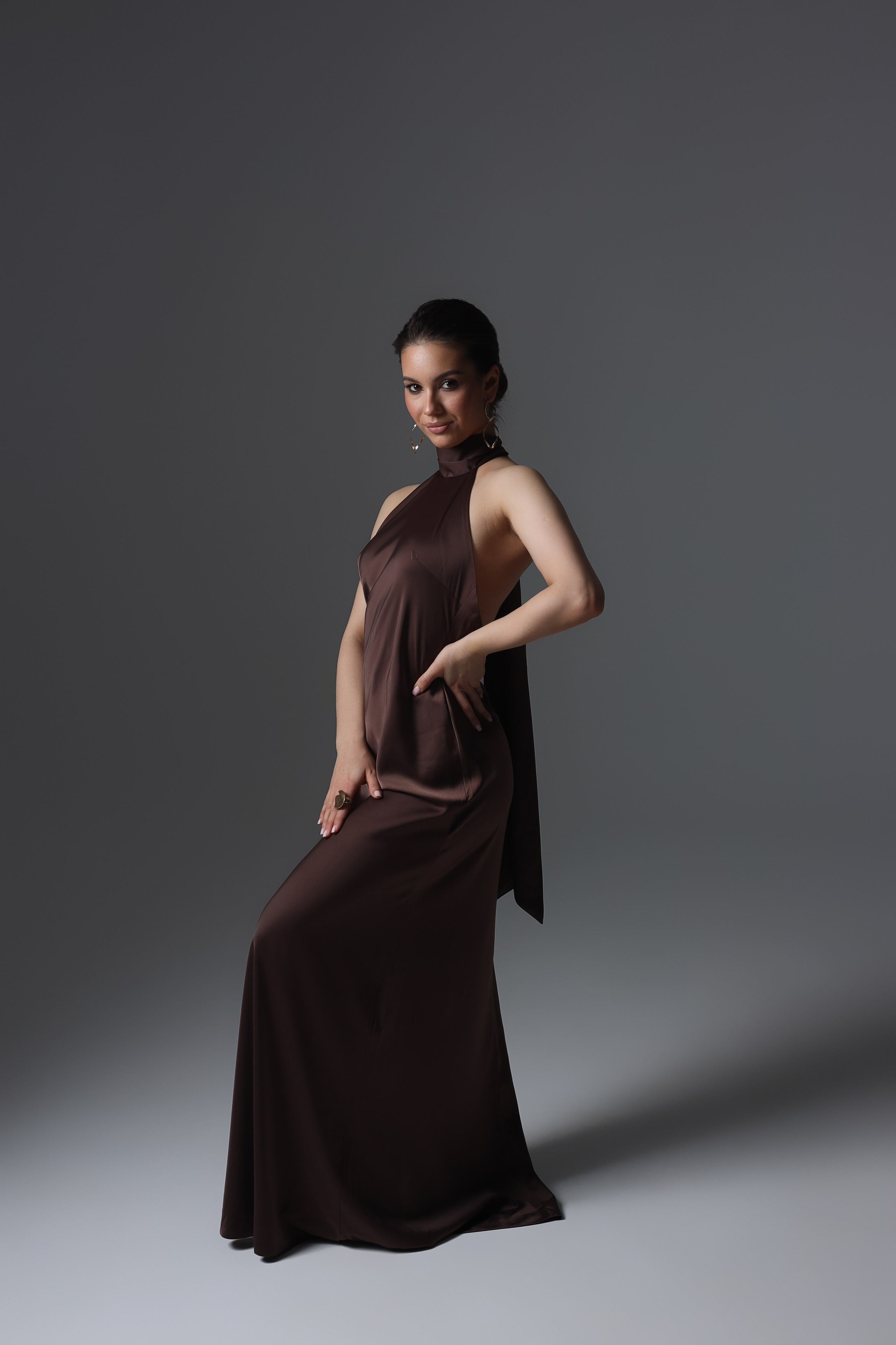Атласное платье с открытой спиной шоколадного цвета. Профессиональный Фотограф в Казани Яна Забелина