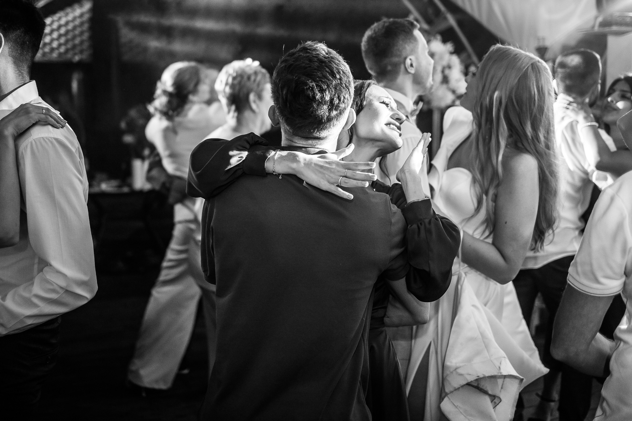 От нежных взглядов до бурных эмоций – свадебный фотограф сохранит все грани вашего счастья.