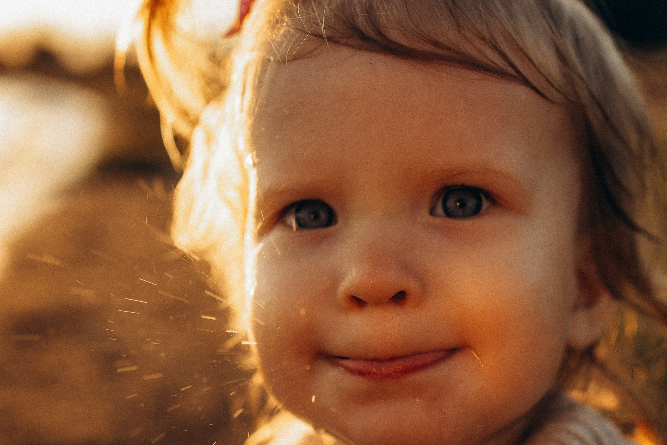 Семейная фотосессия на пляже в лучах заката