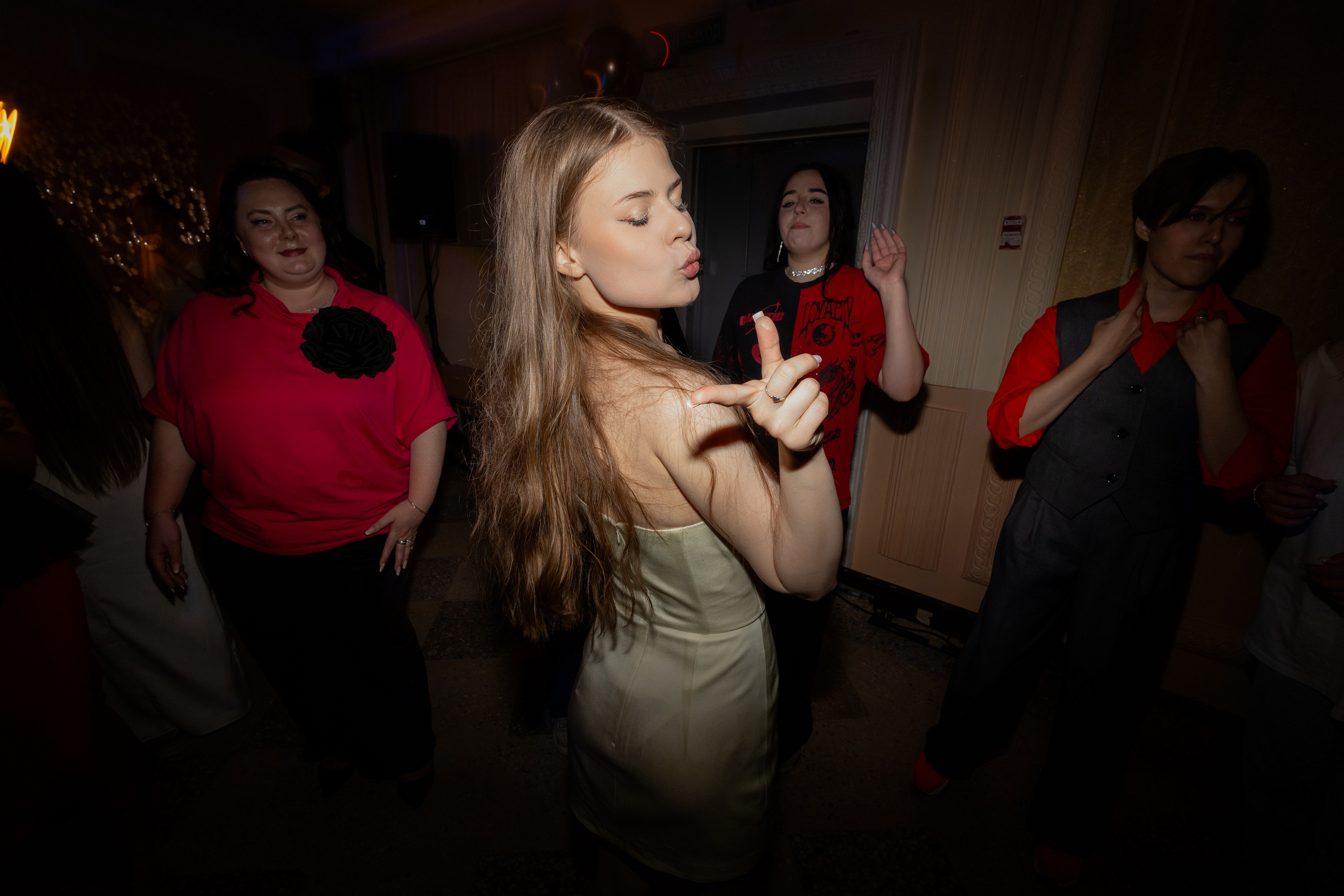 Школьный выпускной 2024 год в Соколе (Минск). Свадебный фотограф в Минске/Беларуси Сергей Спиридонов