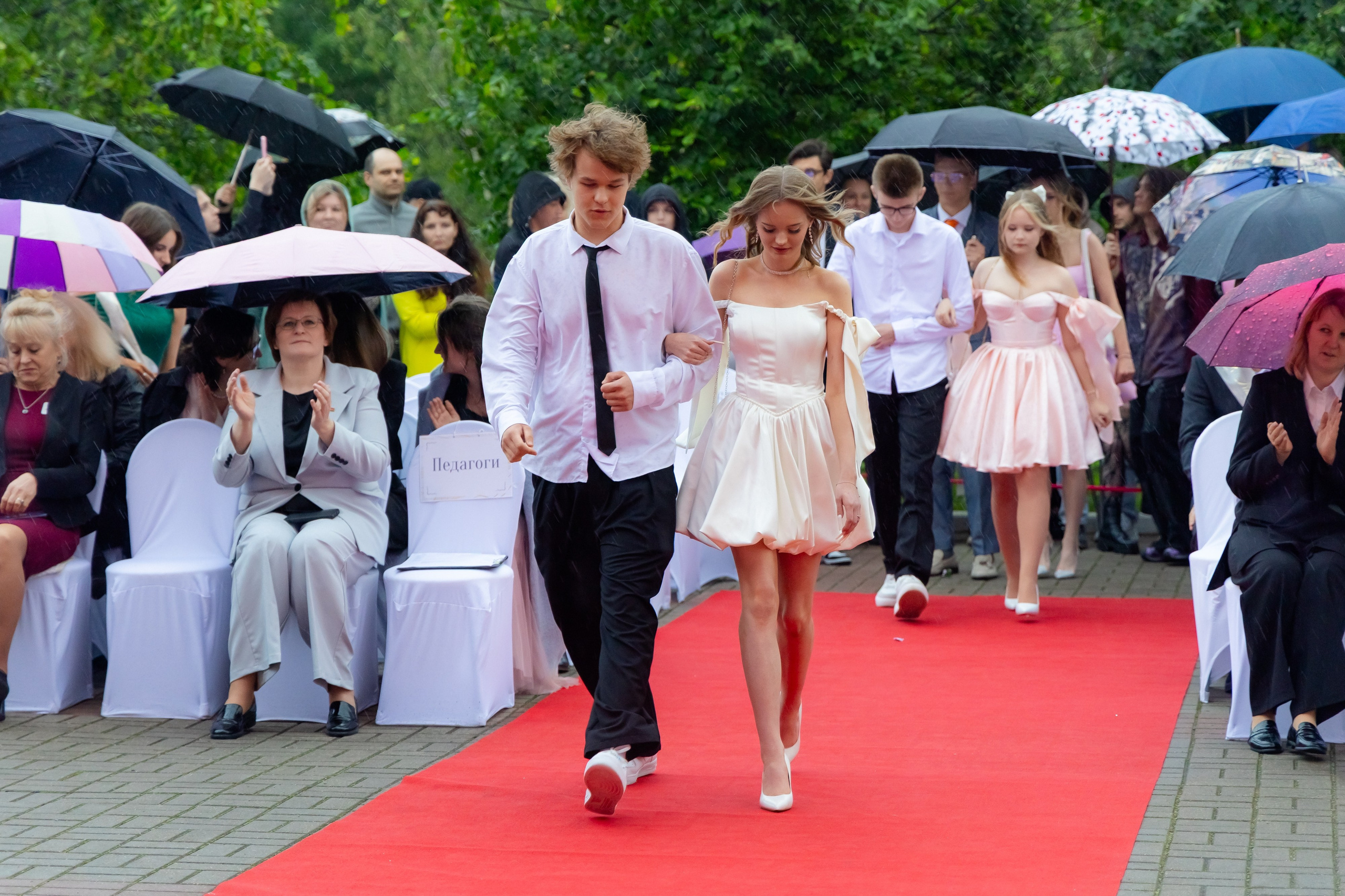Школьный выпускной 2025 год в Минске, Беларуси. Свадебный фотограф в Минске/Беларуси Сергей Спиридонов