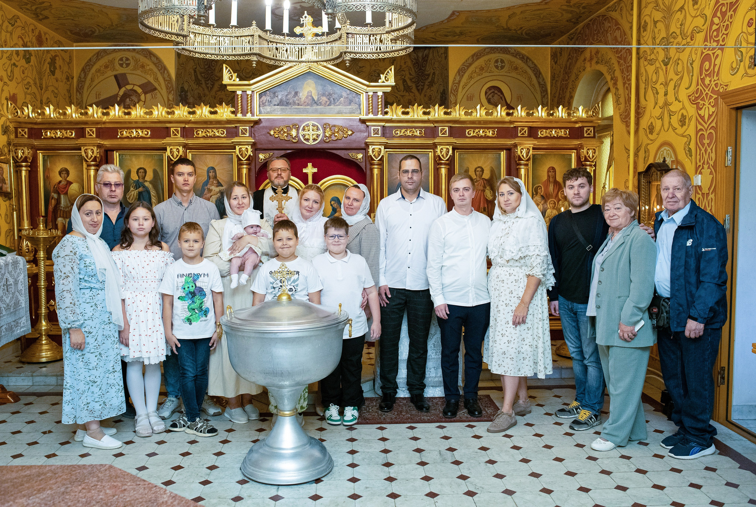Крещение младенца Ксении. Храм Воздвижения Креста Господня в Алтуфьеве. Фотограф Крещения и Венчания в Москве и МО