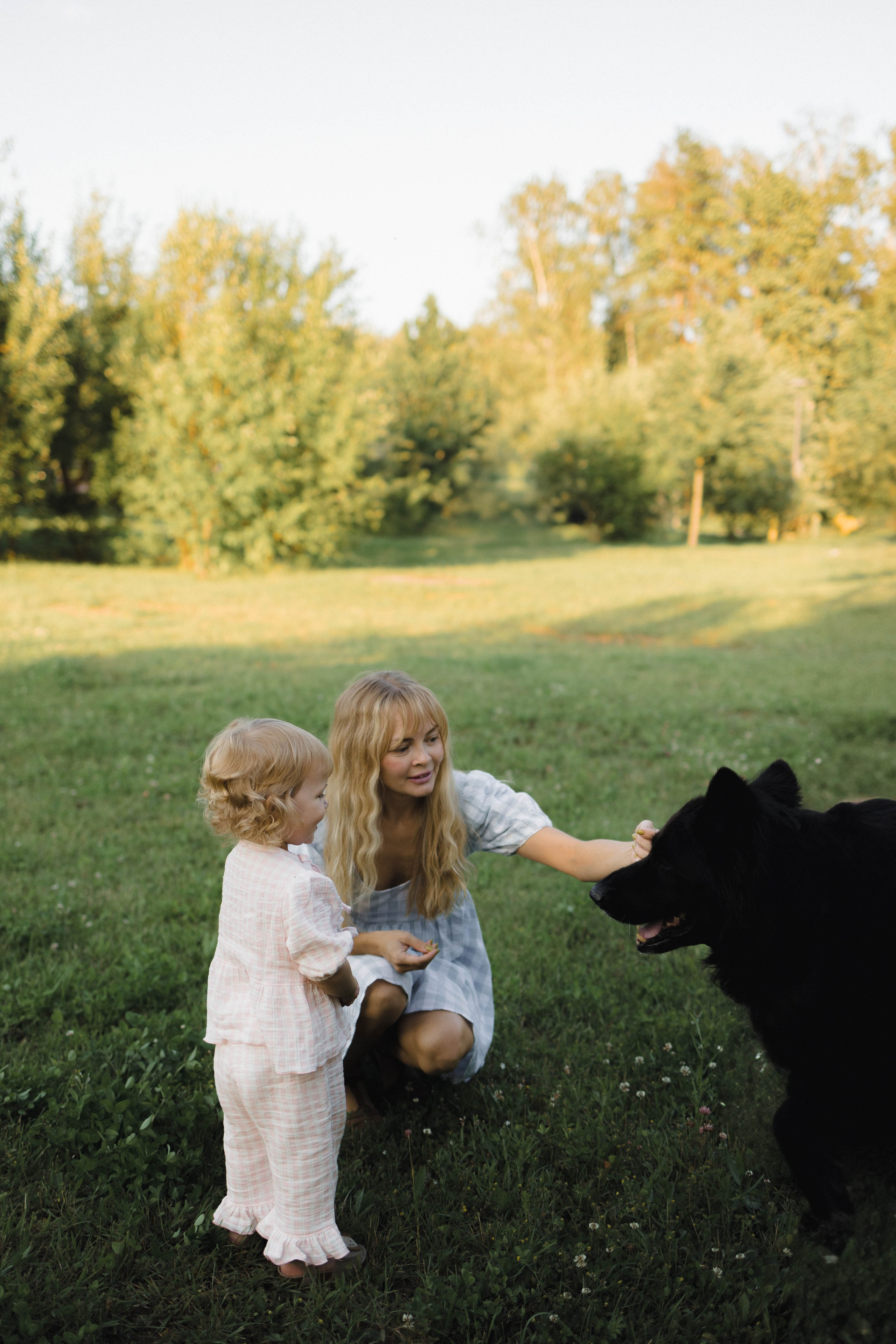 Прогулка с родителями. Фотография о важном