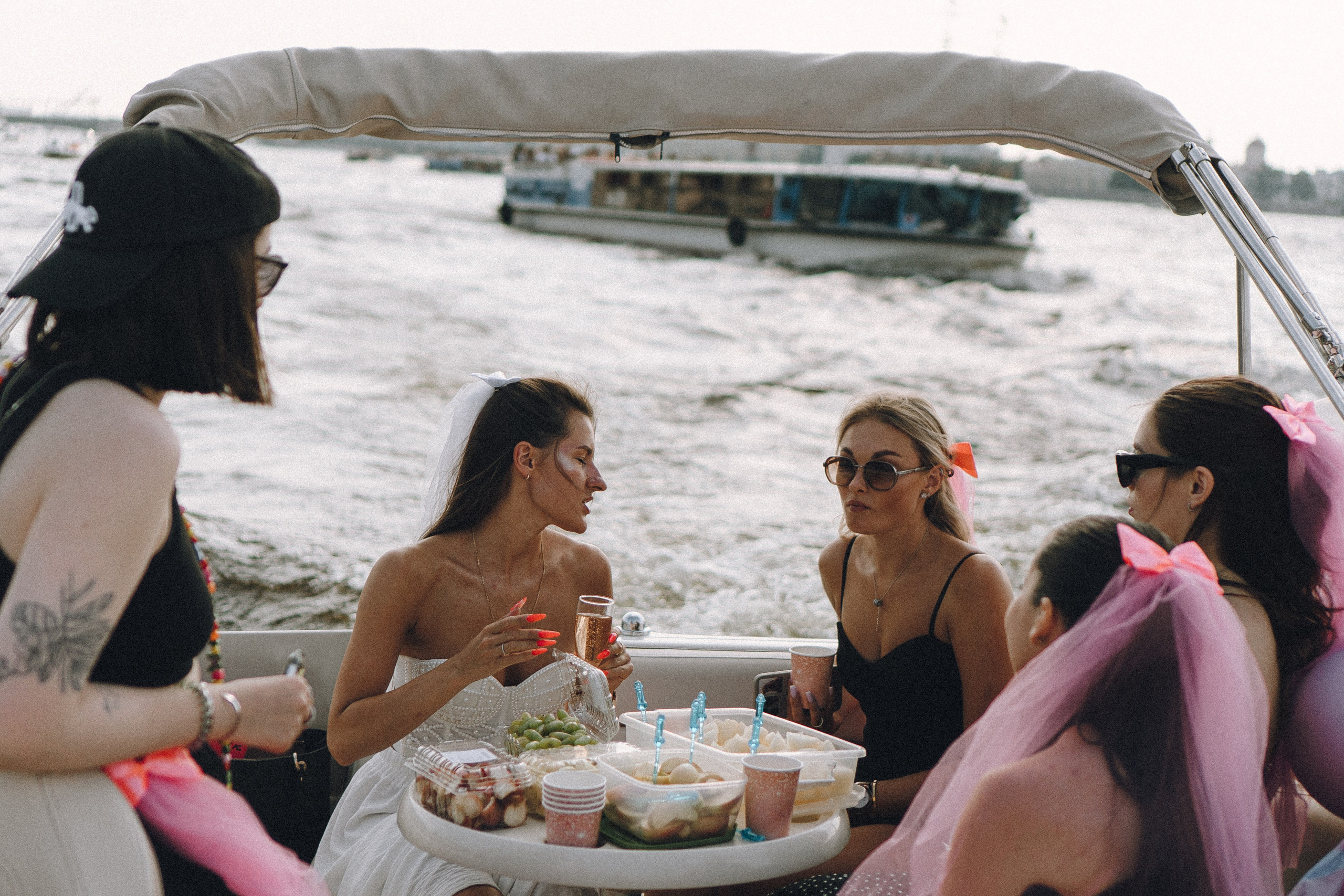 ДЕВИЧНИК НА КАТЕРЕ. Профессиональный фотограф, Санкт-Петербург — Виктория Богомолова