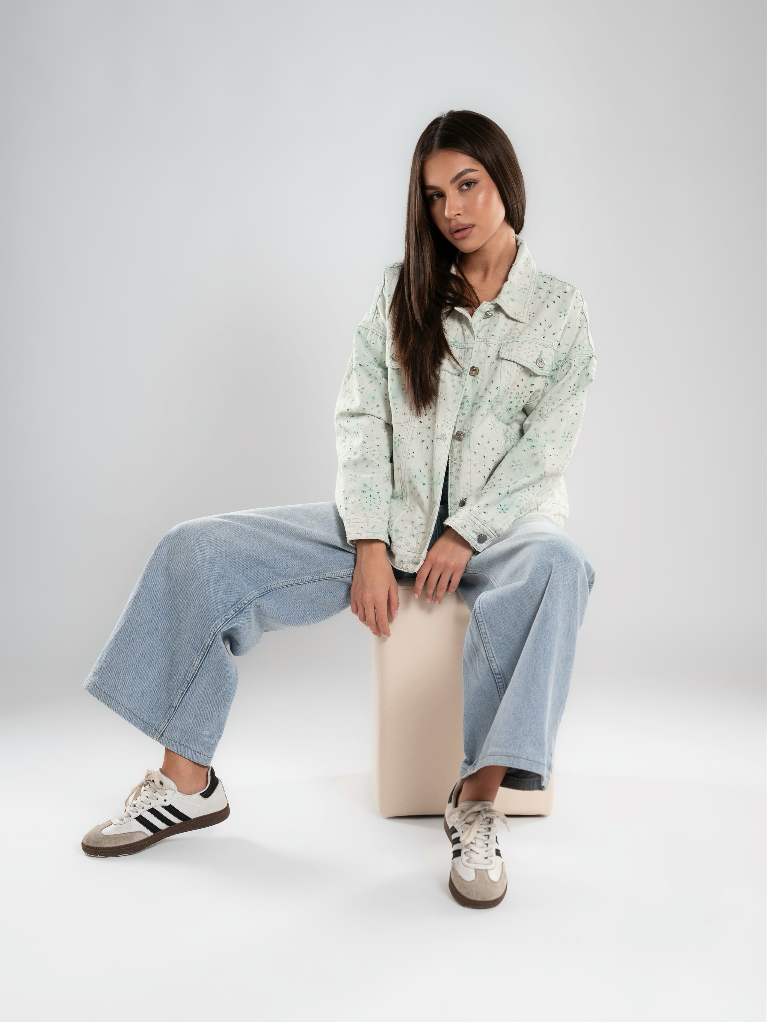 Джинсовые куртки на 2х моделях. Предметный фотограф, фото для маркетплейсов Пятигорск, КМВ