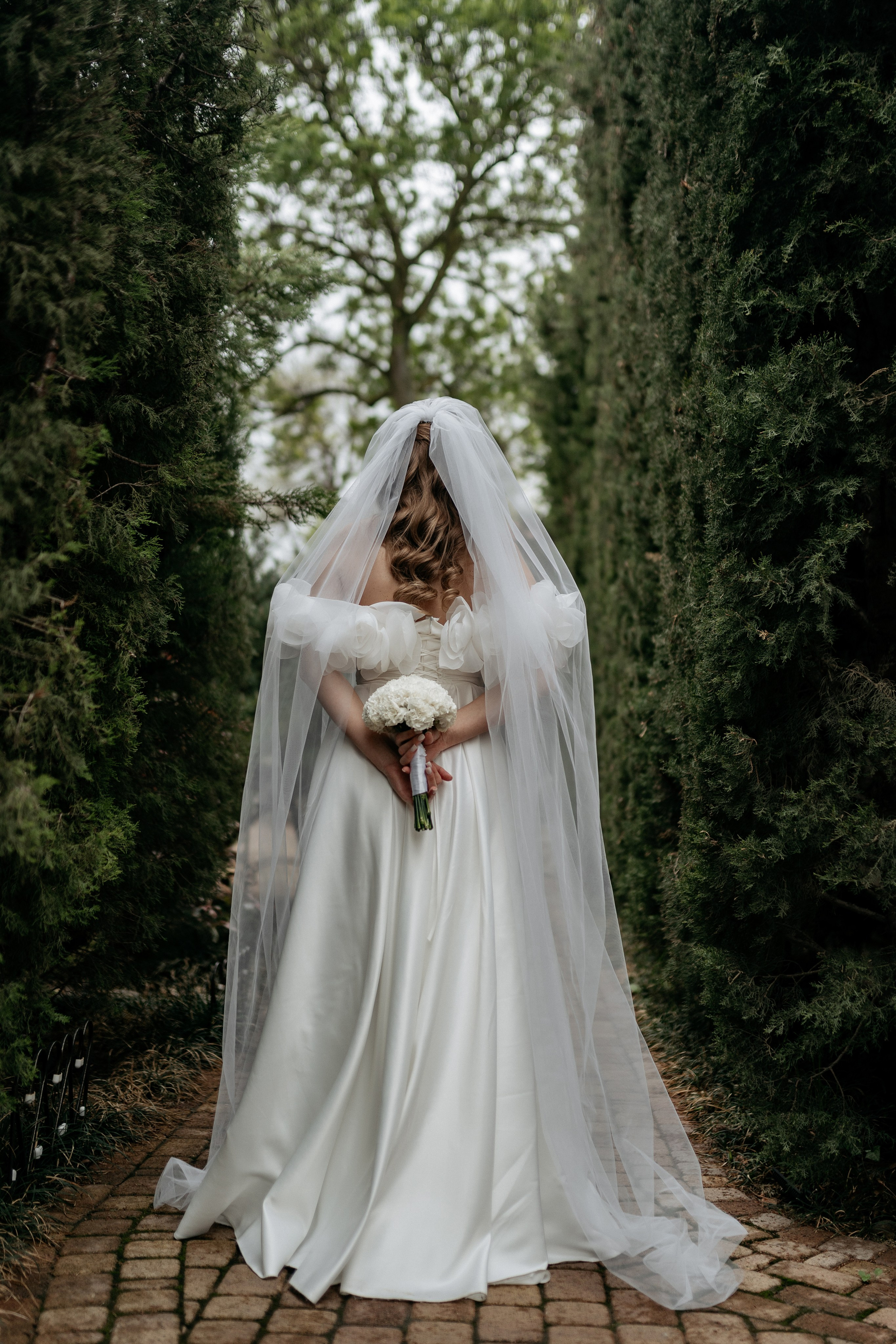 Невеста в белом платье среди зелени Старого парка – элегантные свадебные фото