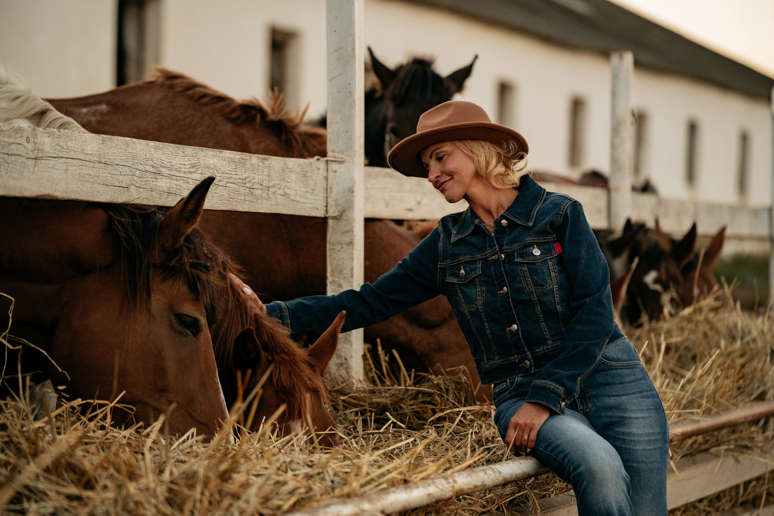 Яркая семейная фотосессия в Анапе: взаимодействие с природой на эко-ферме, сбор яблок и общение с животными.