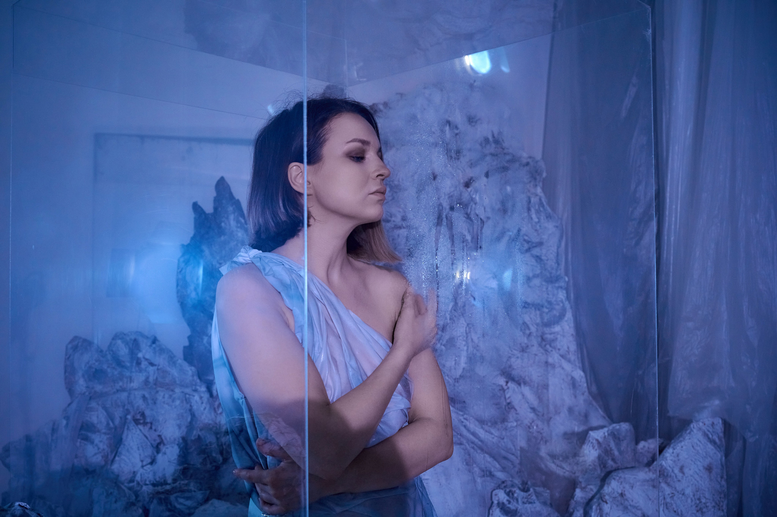 Фотосессия Ксении в декорациях «Лед» со стеклянным кубом