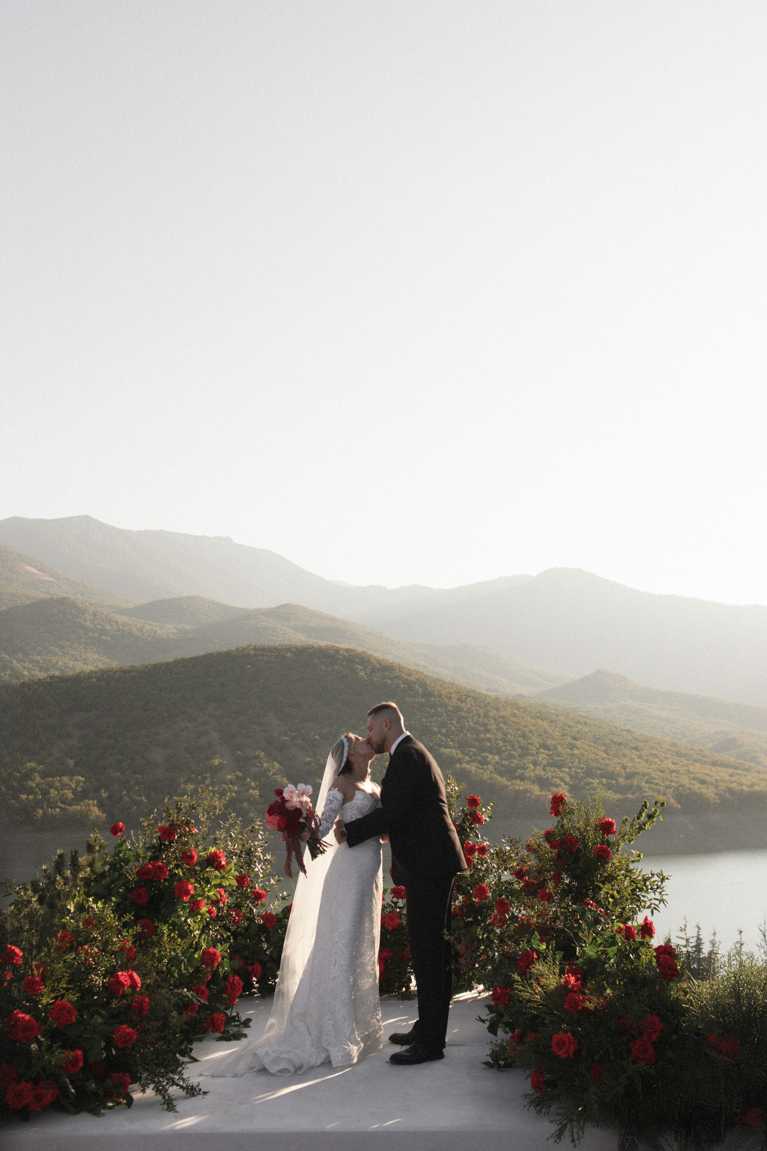 Весь мир — фон для любви. Свадебный фотограф в Севастополе и Крыму. Видеограф на свадьбу Крым, Севастополь, Ялта, Симферополь
