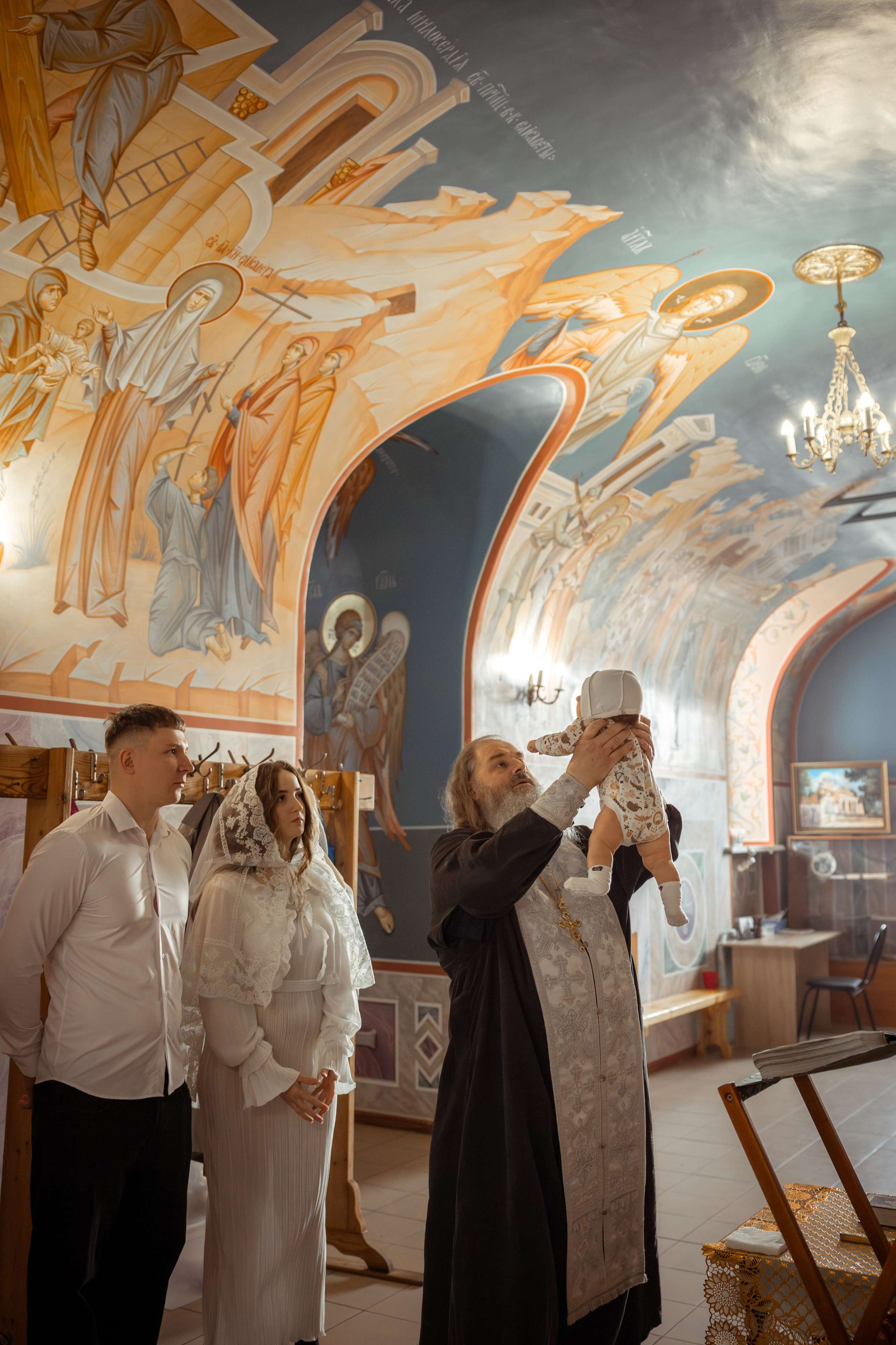 Таинство Крещения младенца в храме в честь святой преподобномученицы великой княгини Елисаветы (г.Белоусово). Надежда Стар семейный и церковный фотограф в Жукове и Калужской области