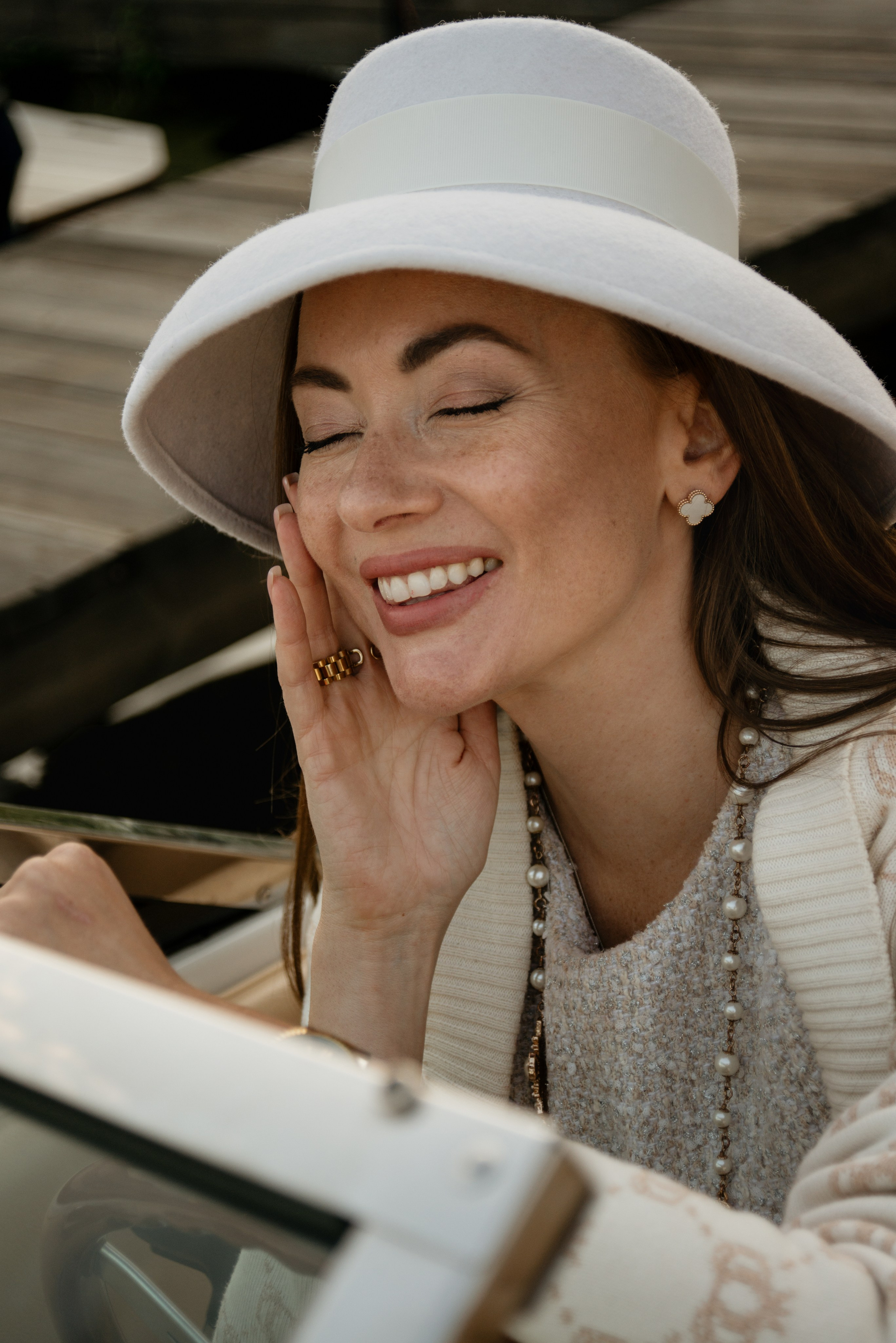 Фотосессия в стиле олд мани, портрет девушки в белой шляпе. Фотостудия MOMENTOFBEAUTY