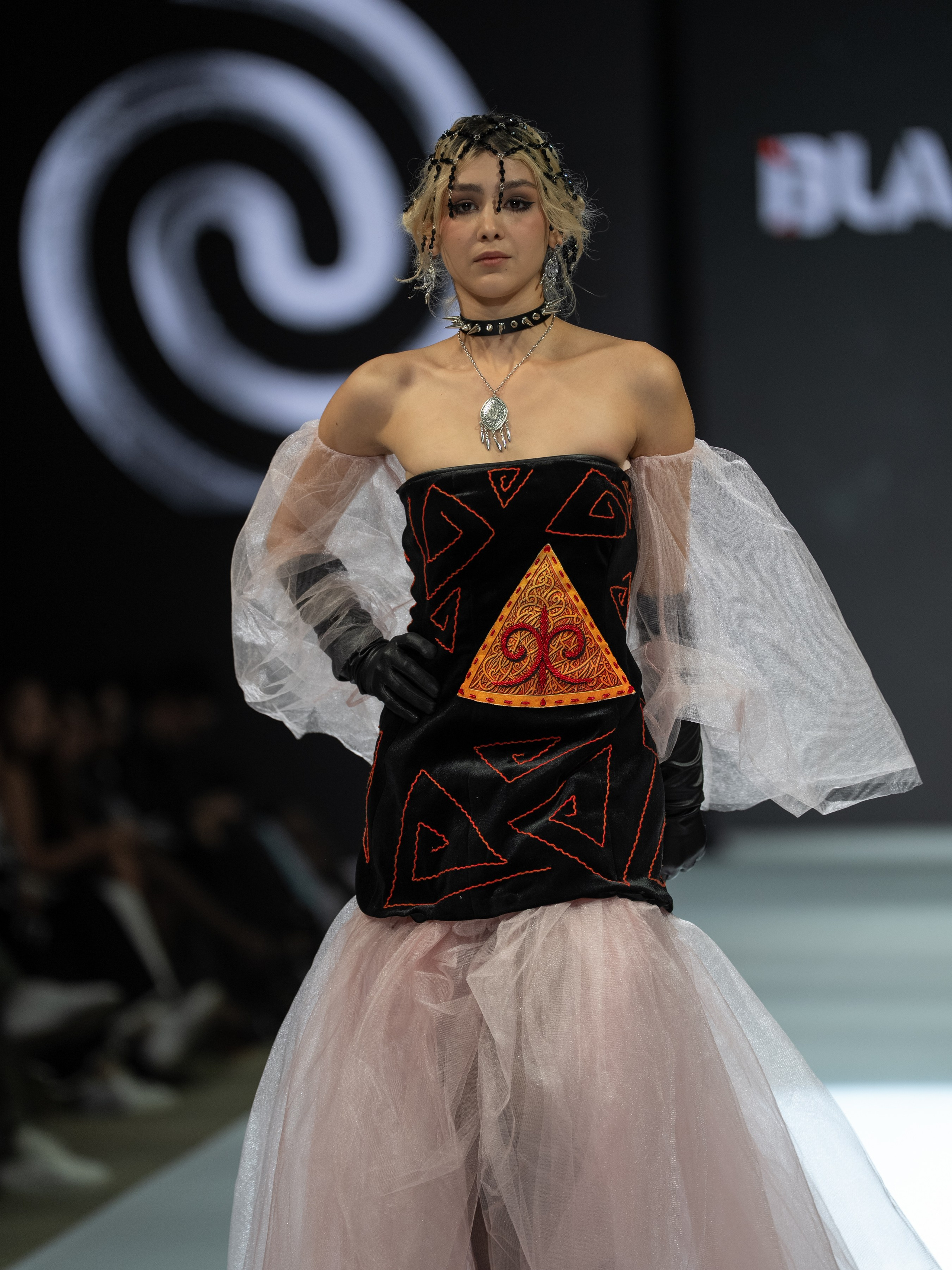 EURASIAN FASHION WEEK BlackBurn. Сайт Алматинского НЮ АРТ, будуар и фэшн фотографа Дениса Карпенко