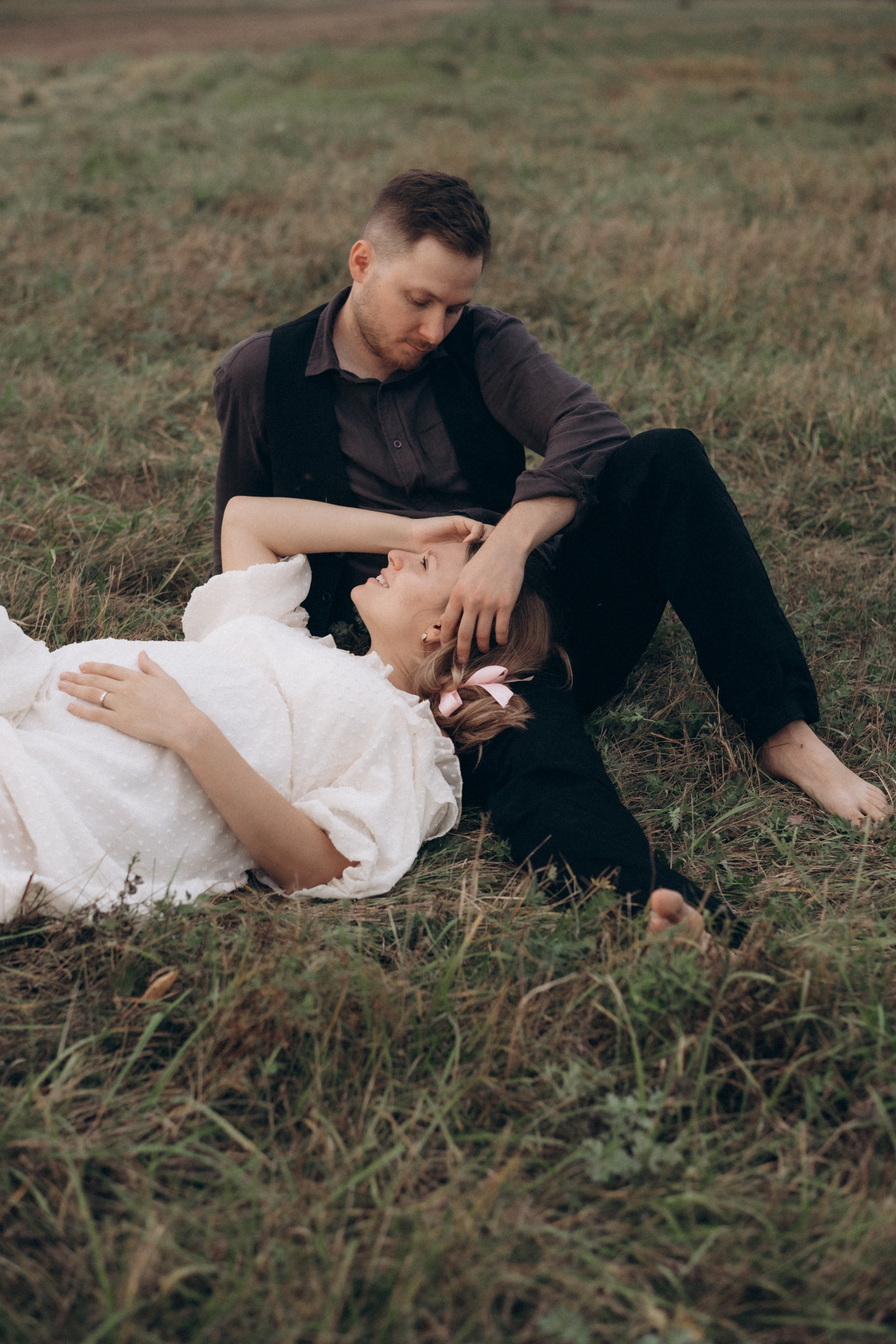 Фотосессия лавстори в поле