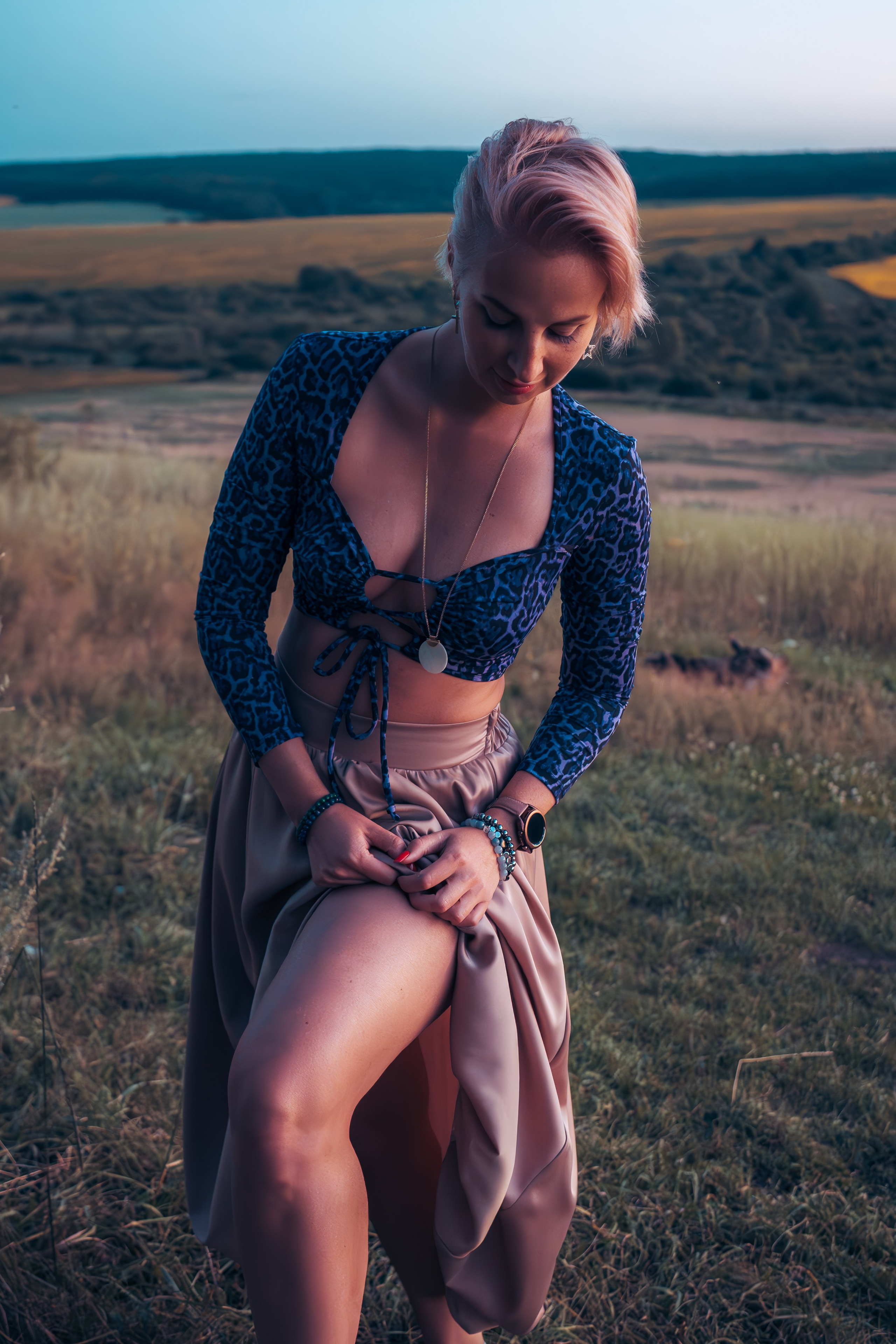 Фотография, сделанная во время профессиональной фотосессии. На ней изображена модель или группа людей в студии или на открытом воздухе. В кадре присутствуют студийное освещение и реквизит.