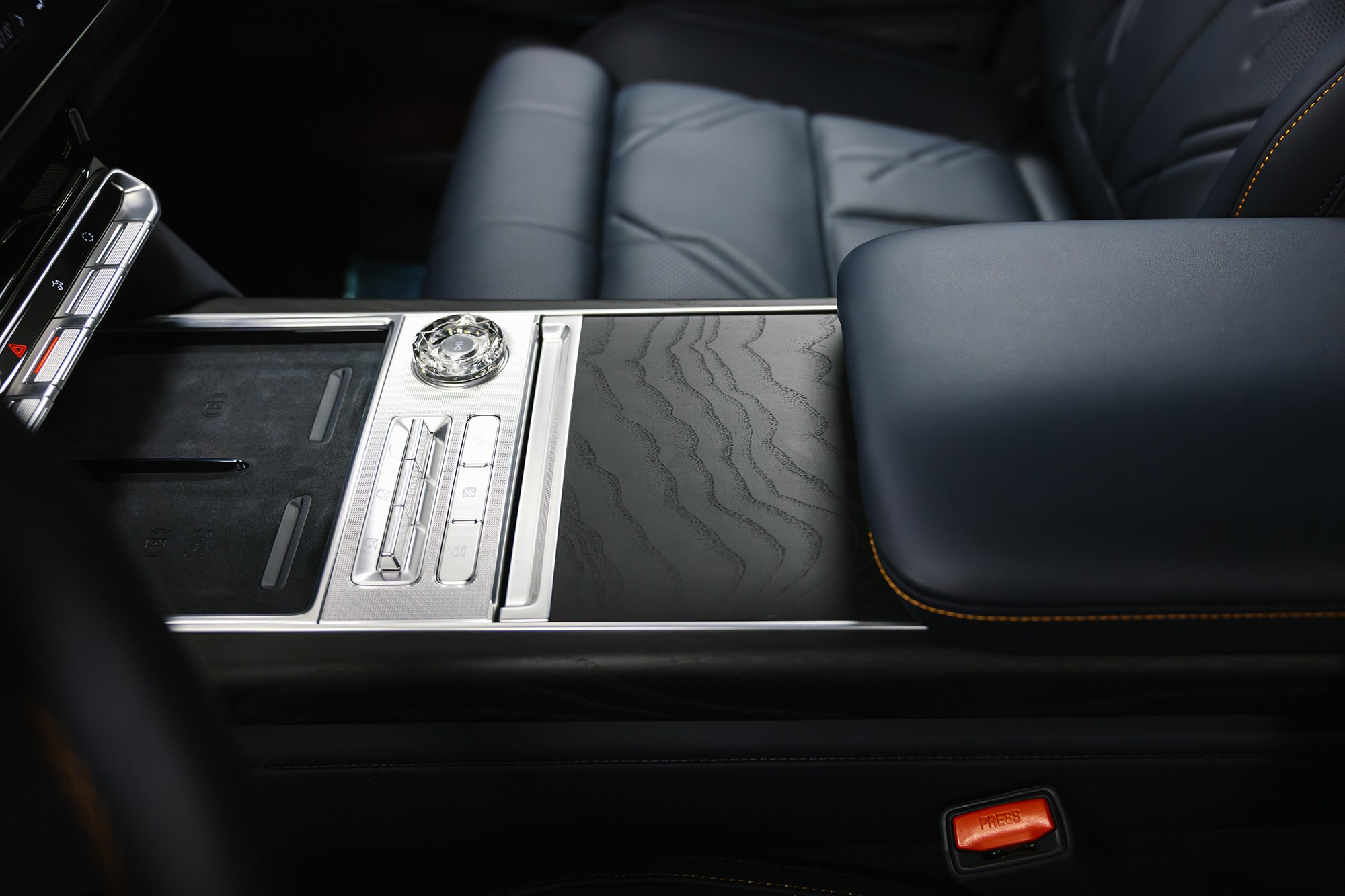 Zeekr 9X 2.0hyb 4WD AT (1401 л. с.) 2025. Автосалон «Х-Авто»