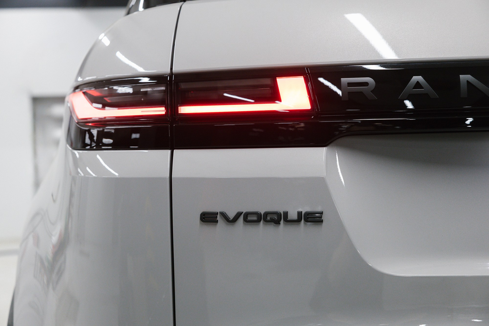 Land Rover Range Rover Evoque.2.0 Si4 4WD AT (249 л. с.). Автосалон «Х-Авто»