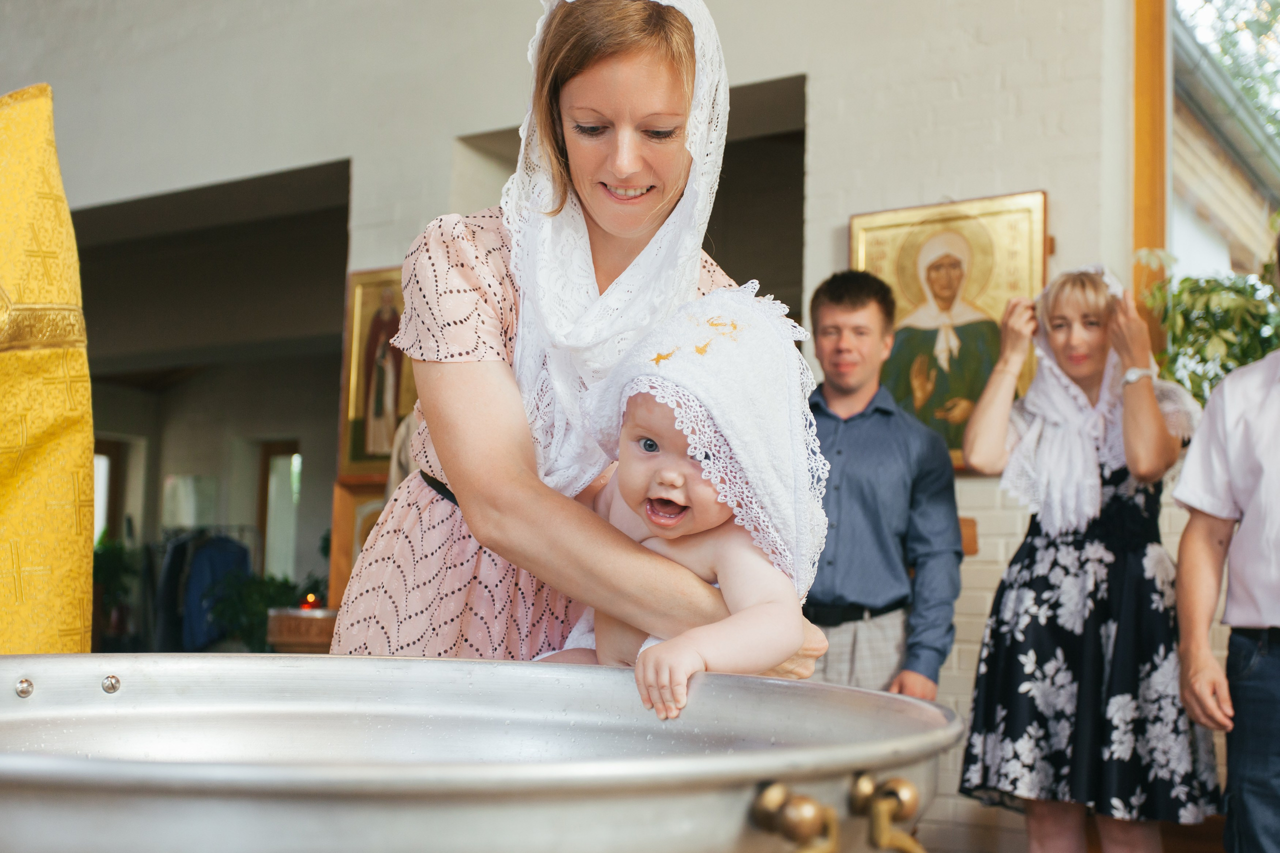 Крещение храм Сошествия святого Духа, г. Колпино. Фотограф на крещение в Санкт Петербурге