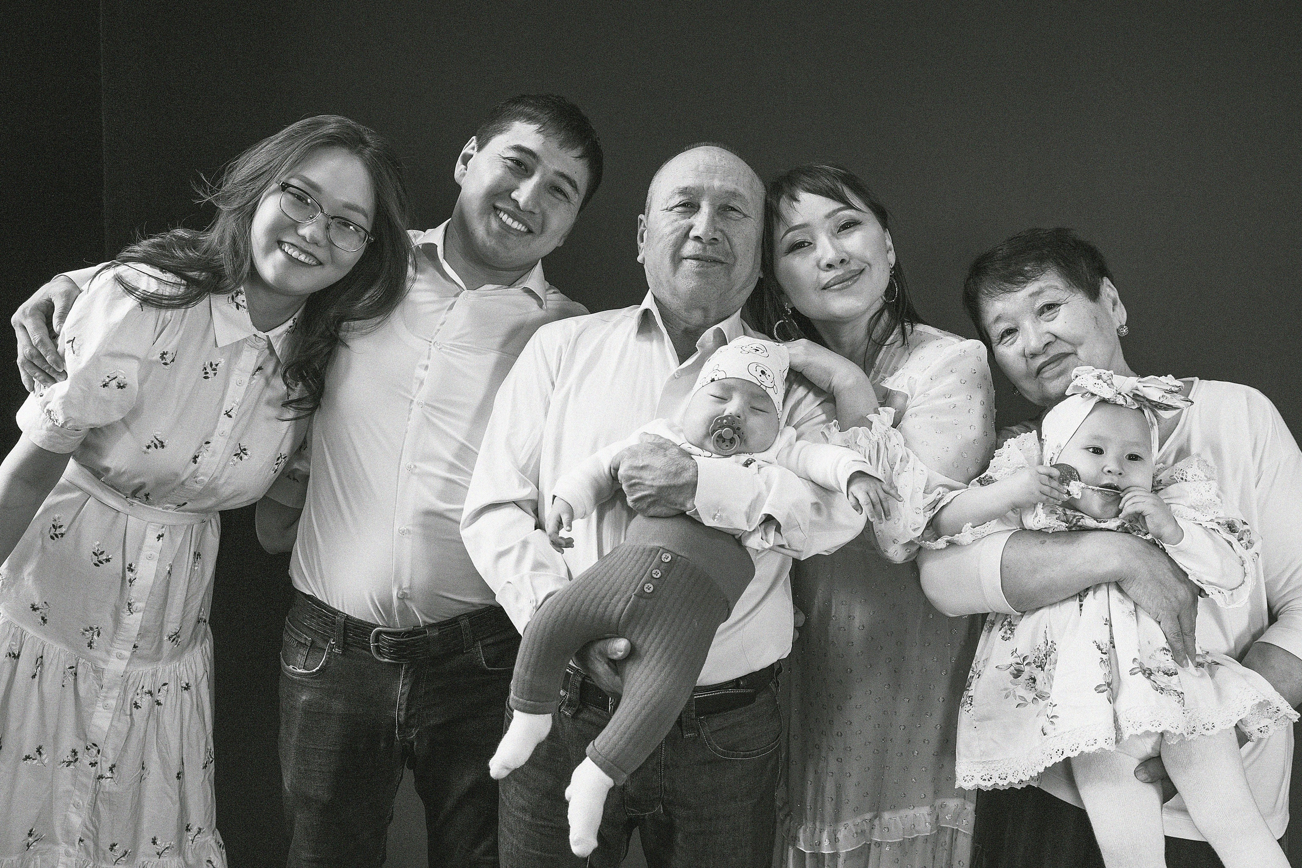 Семейная фотосессия в фотостудии 2Stula. Свадебный, семейный и портретный фотограф в Алматы, Костанай