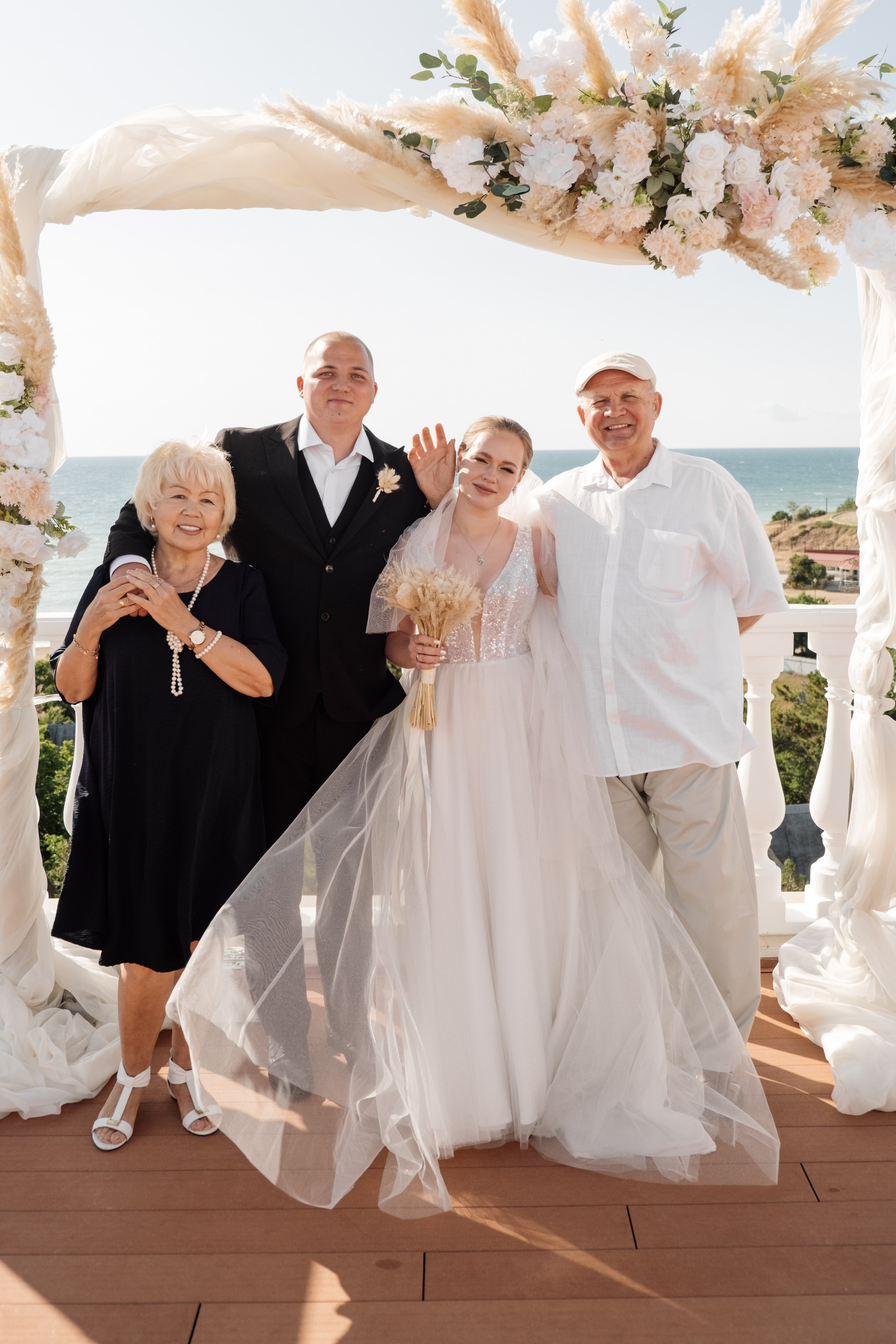 Свадебный ретопртаж. Профессиональная фотосъемка в Крыму. Натуральные эмоции и живые кадры. Забронируйте дату прямо сейчас!