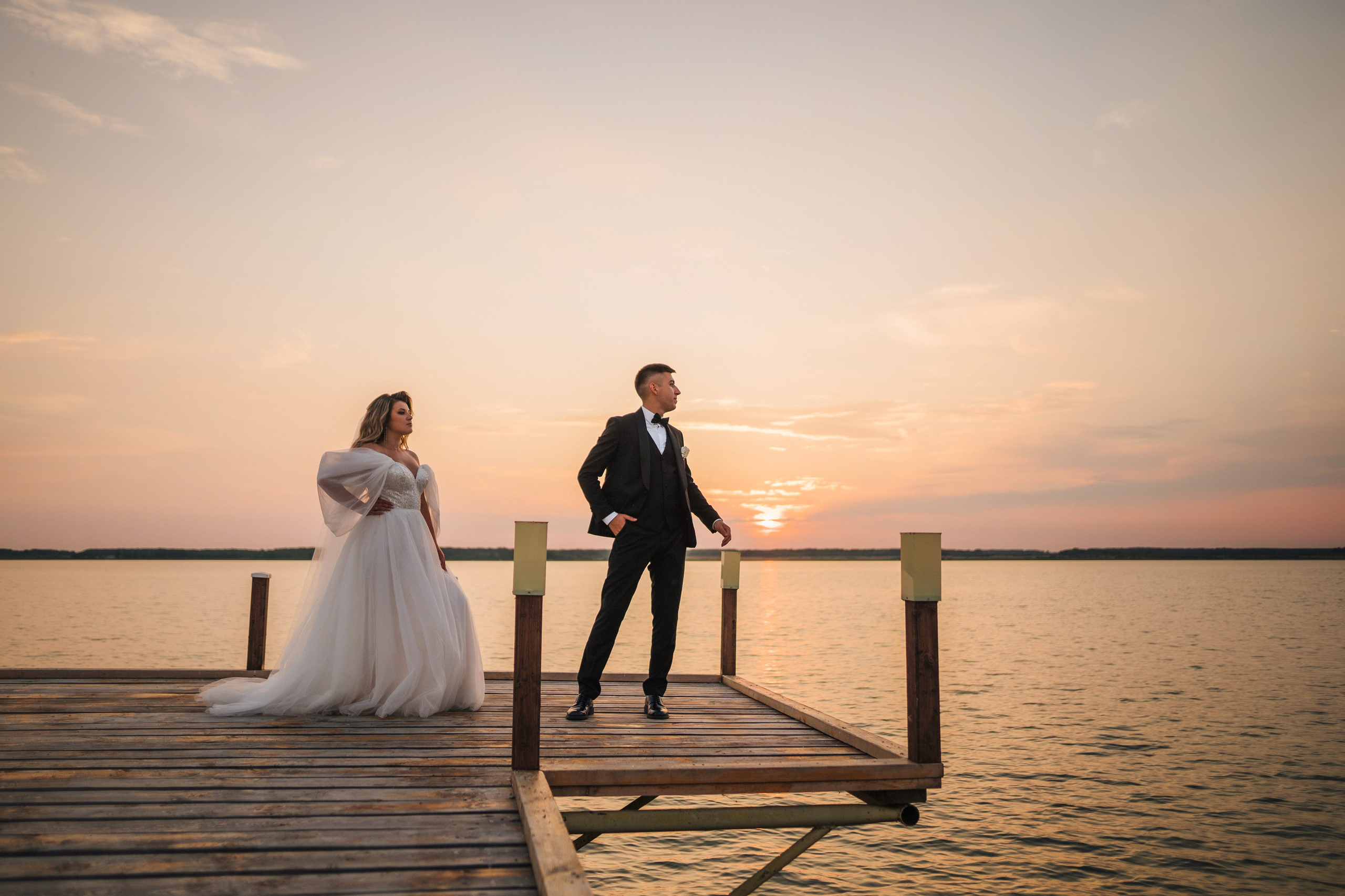 Закатная свадебная фотосессия на пирсе, жених и невеста