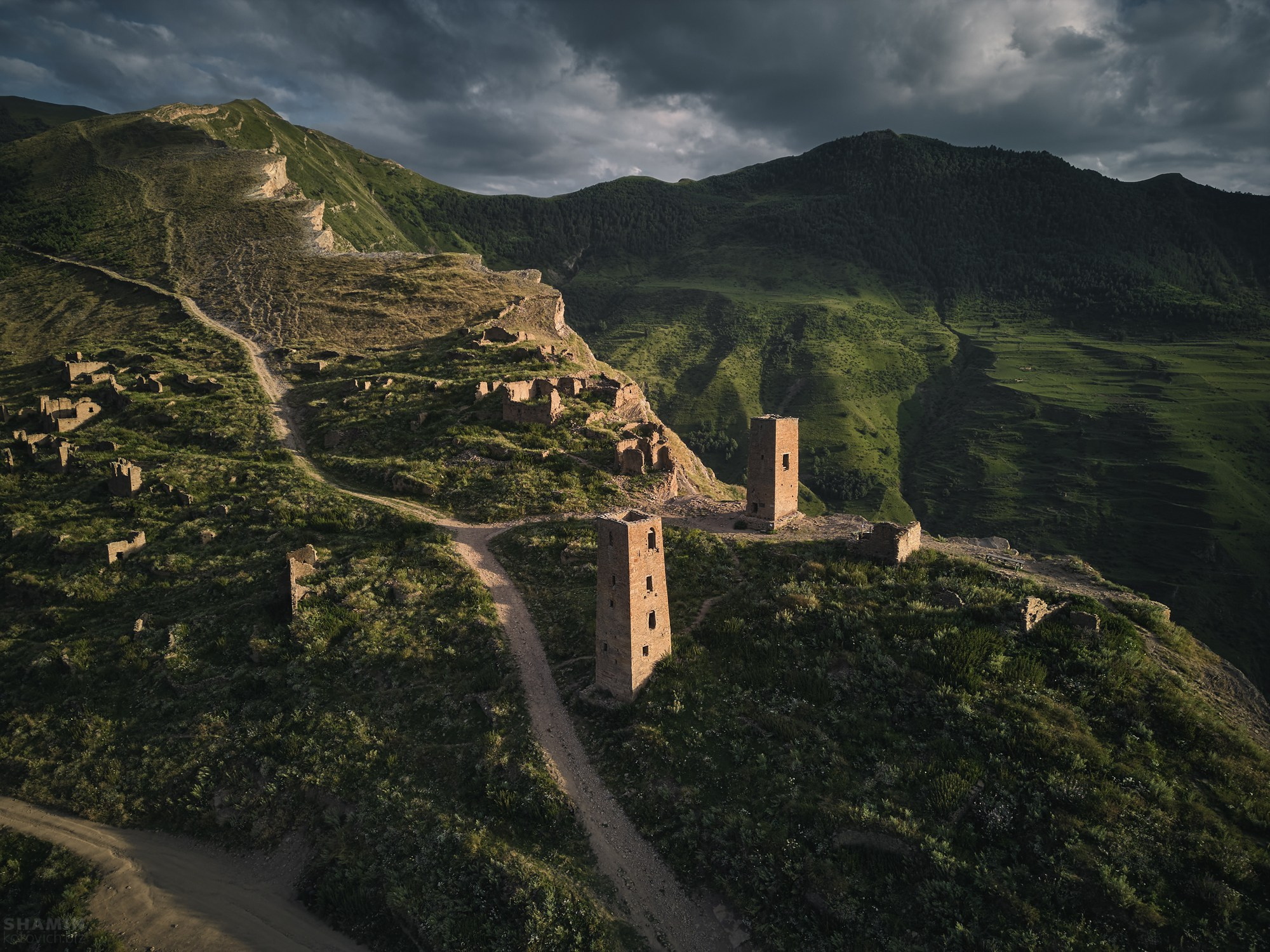 Фотографии горного Дагестана: величественные каньоны, изумрудные реки, древние башни и террасные склоны. Природа и архитектура республики в мягком свете рассветов и закатов, снятые с дрона и земли, передающие дух и масштаб Кавказа. Фотограф Константин Шамин