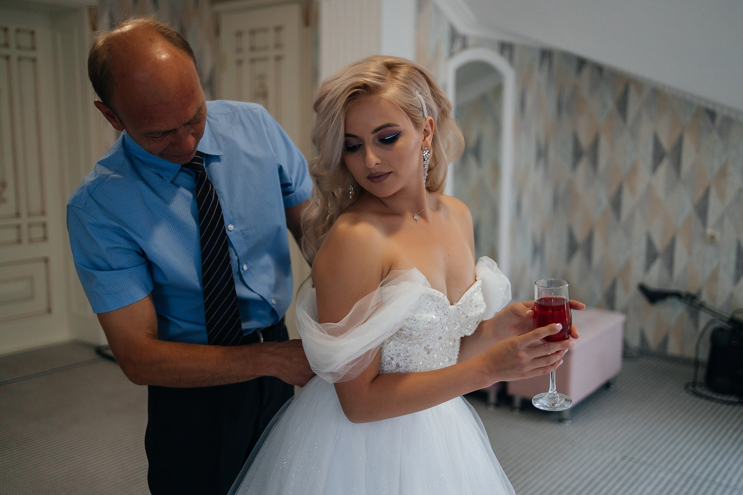 Стильная фотосессия пары в интерьерах ресторана. Олег Сверчков | Свадебный фотограф Вологда