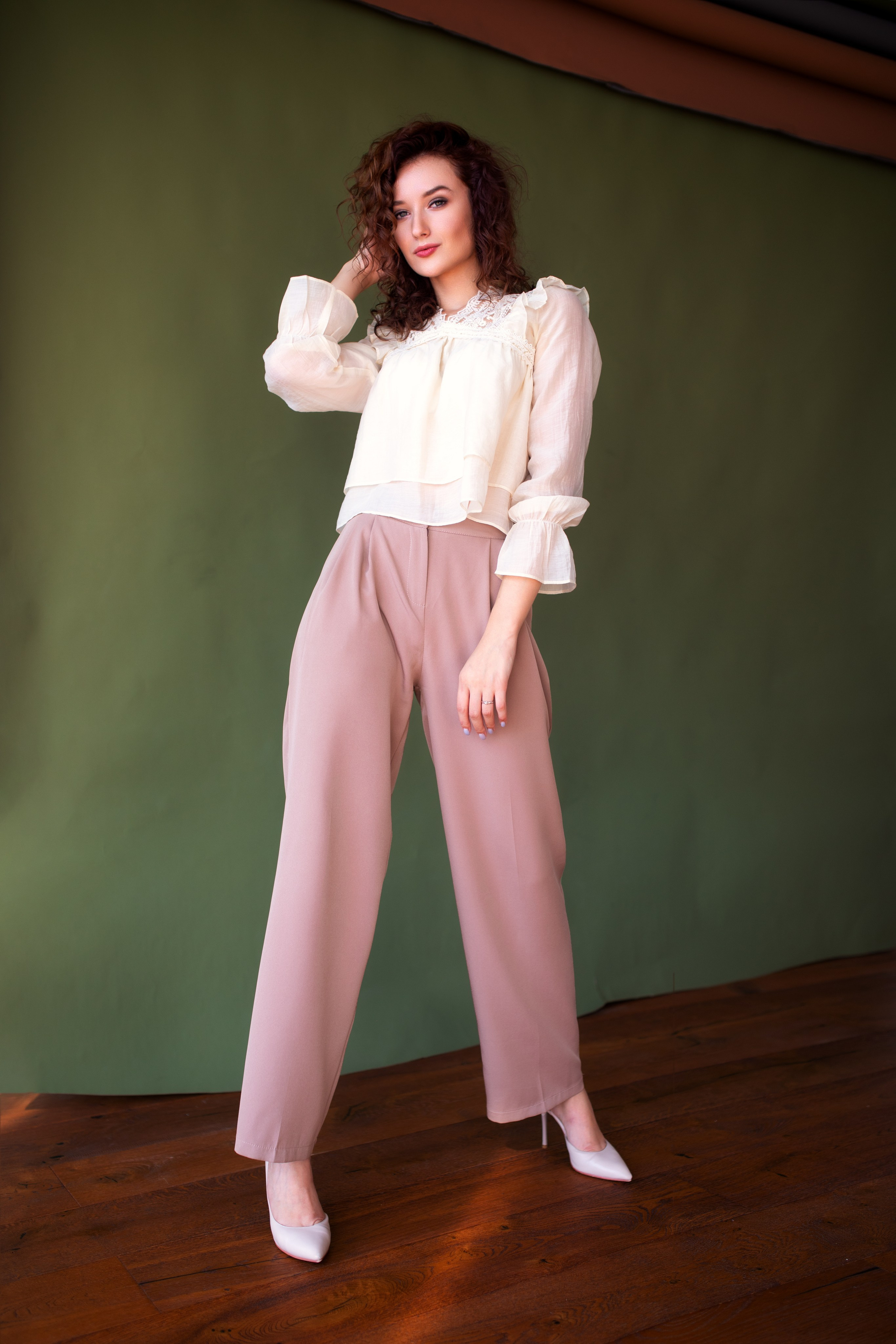 Фотосет с Анастасией в студии с минимальным интерьером в формате для «себя»