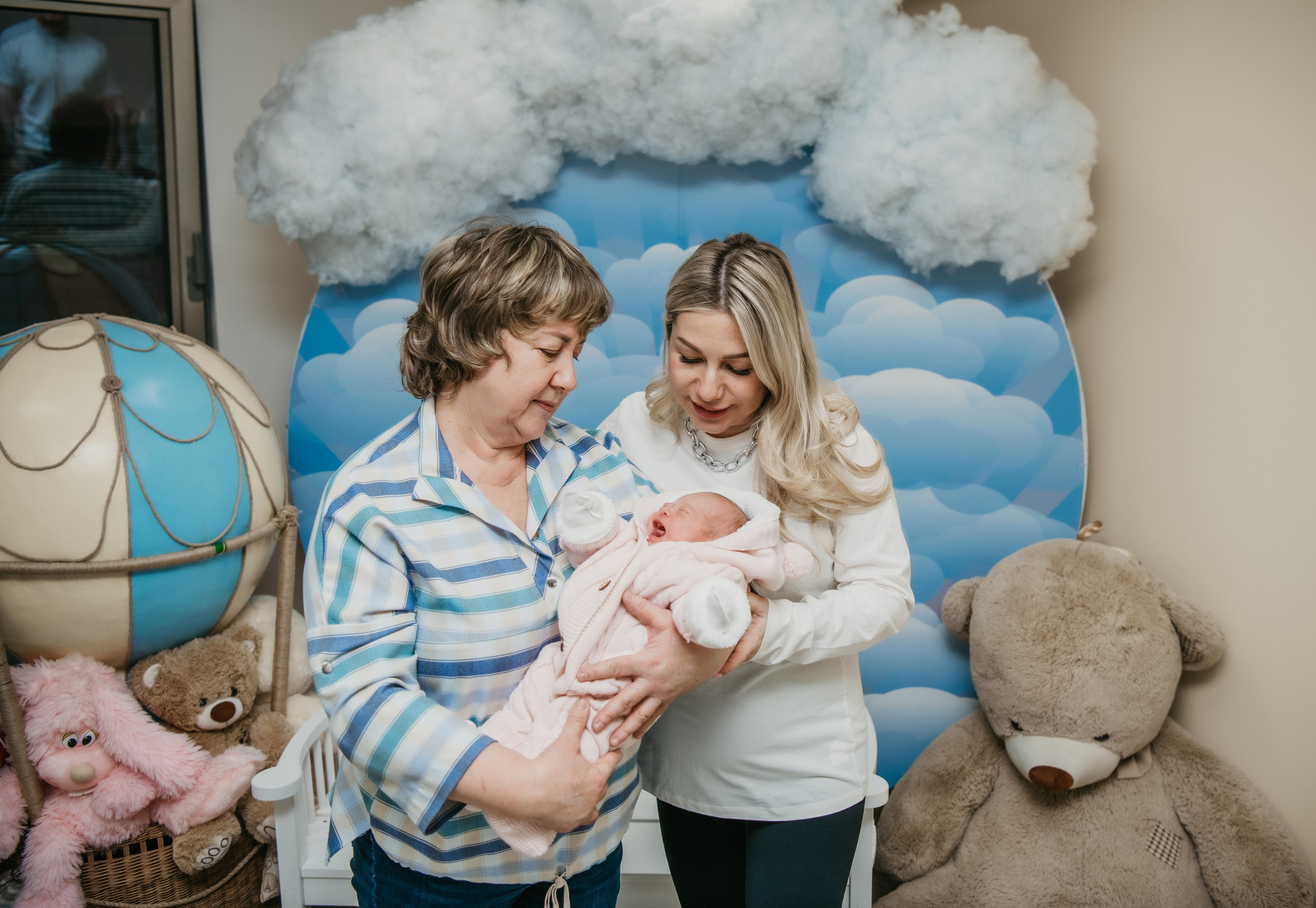Выписка малышки. Мать и дитя на Севастопольском. Фотограф на выписку из роддома в Москве и МО
