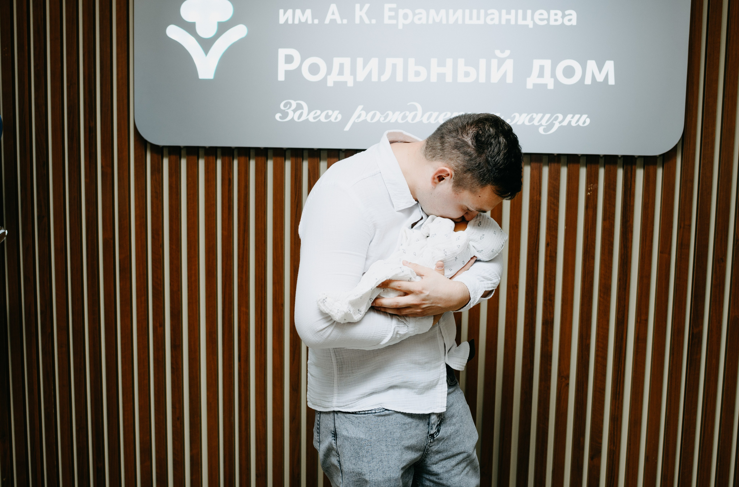 Выписка Дмитрия в ГКБ Ерамишанцева. Фотограф на выписку из роддома в Москве и МО