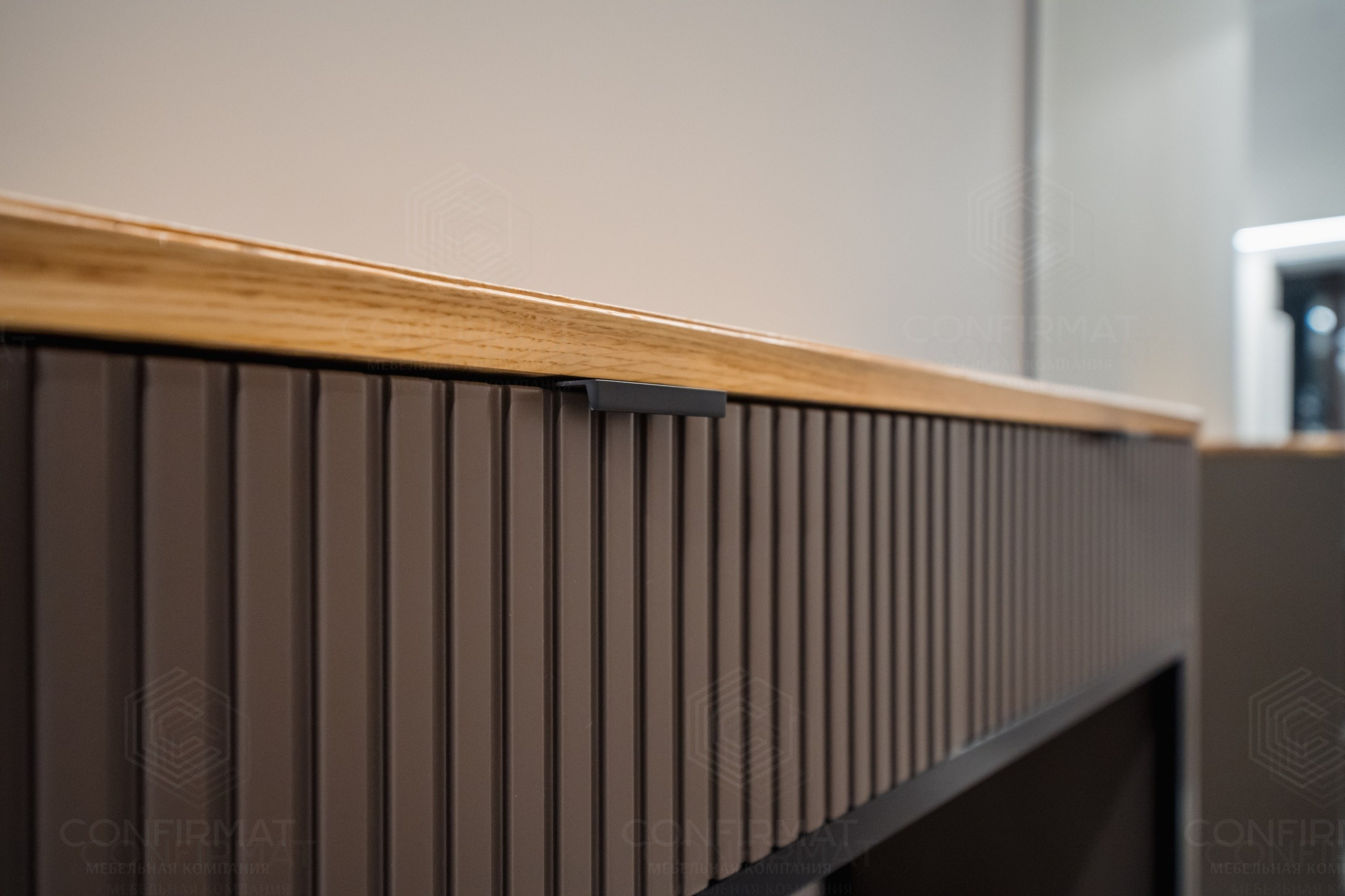 Зеркальный шкаф 40 см глубиной и обувница. Мебель на заказ