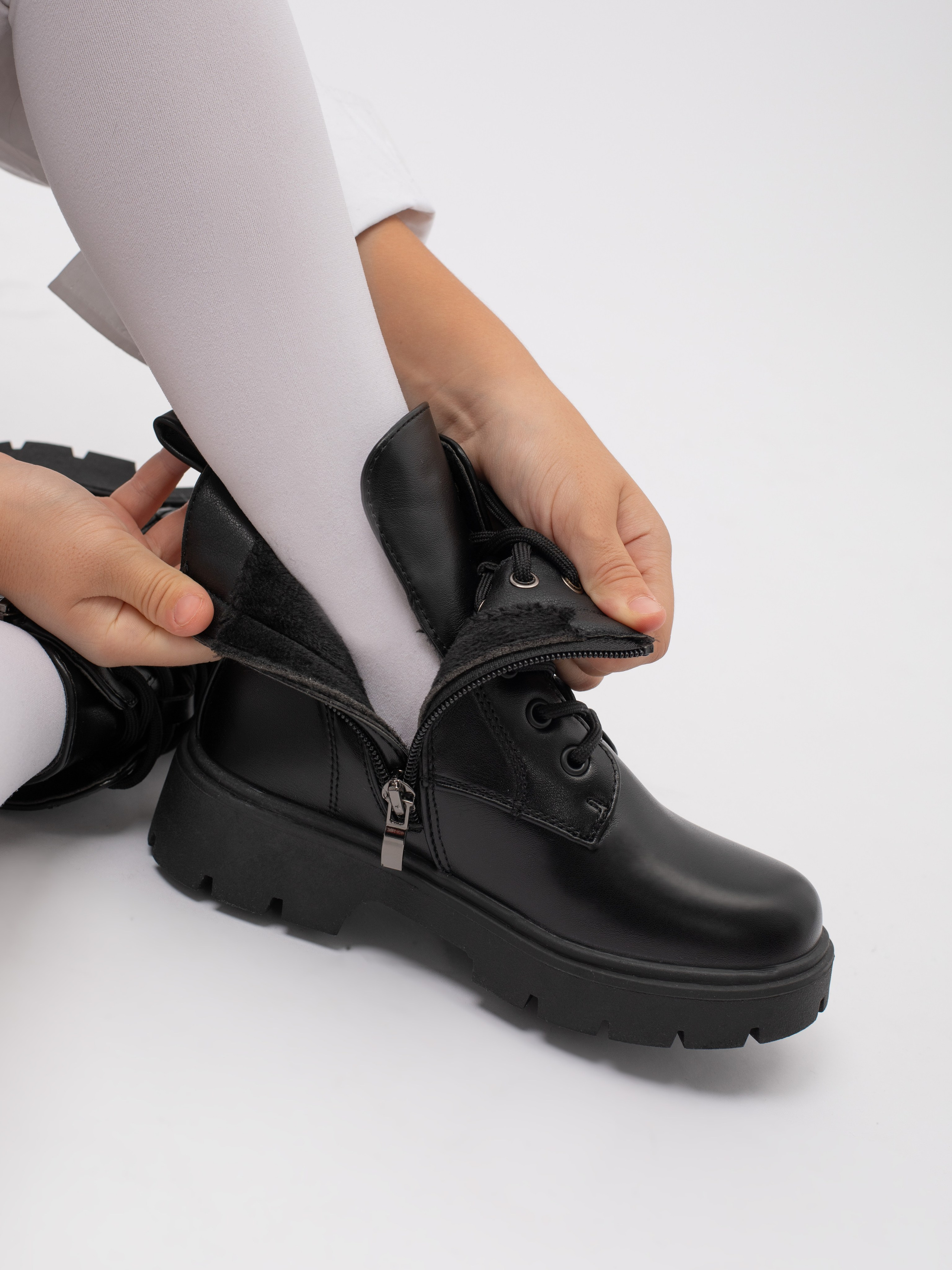 Ботинки для девочки. Фотостудия предметной и модельной съёмки для маркетплейсов