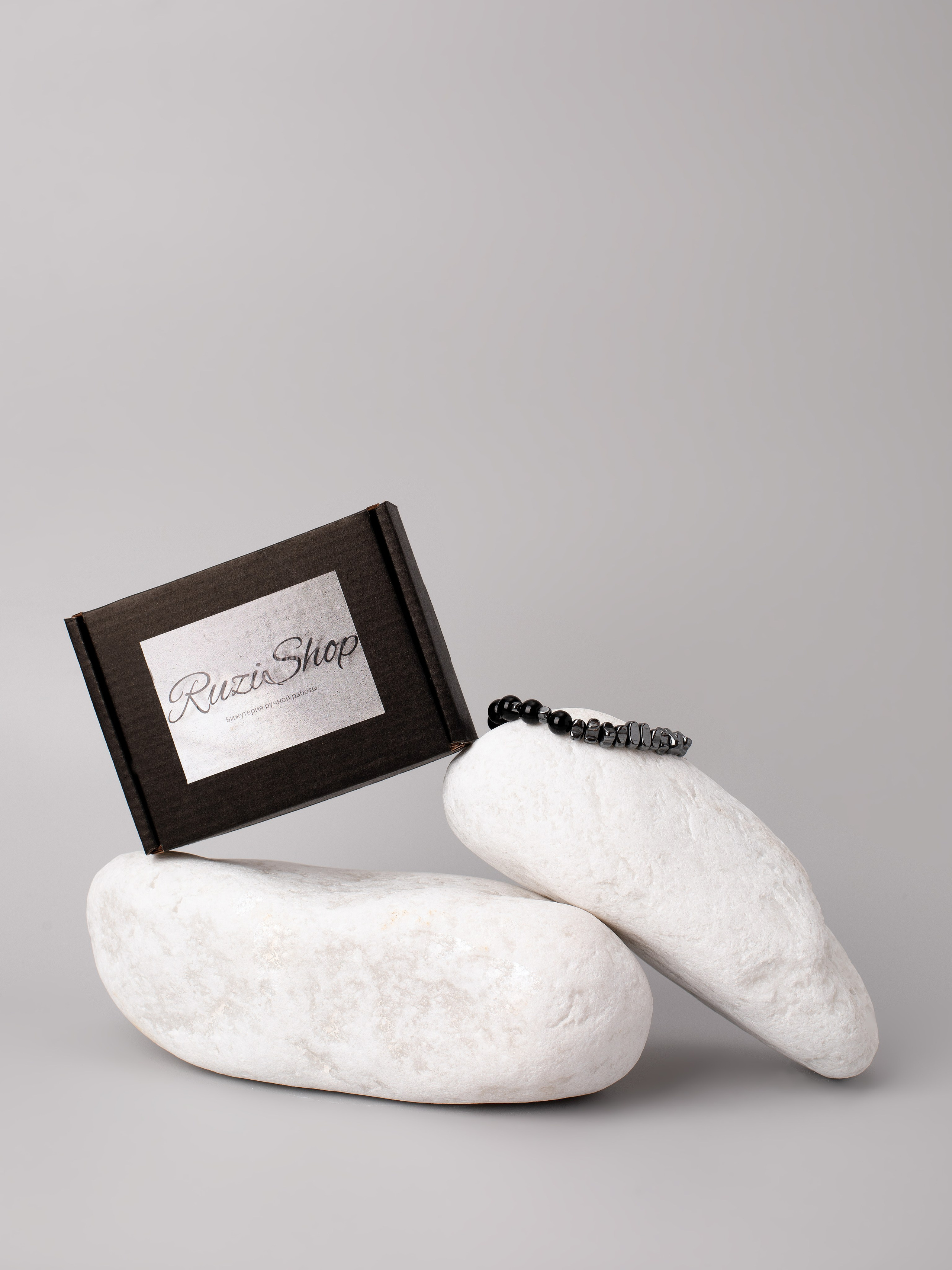 Браслеты ручной работы. Фотостудия предметной и модельной съёмки для маркетплейсов