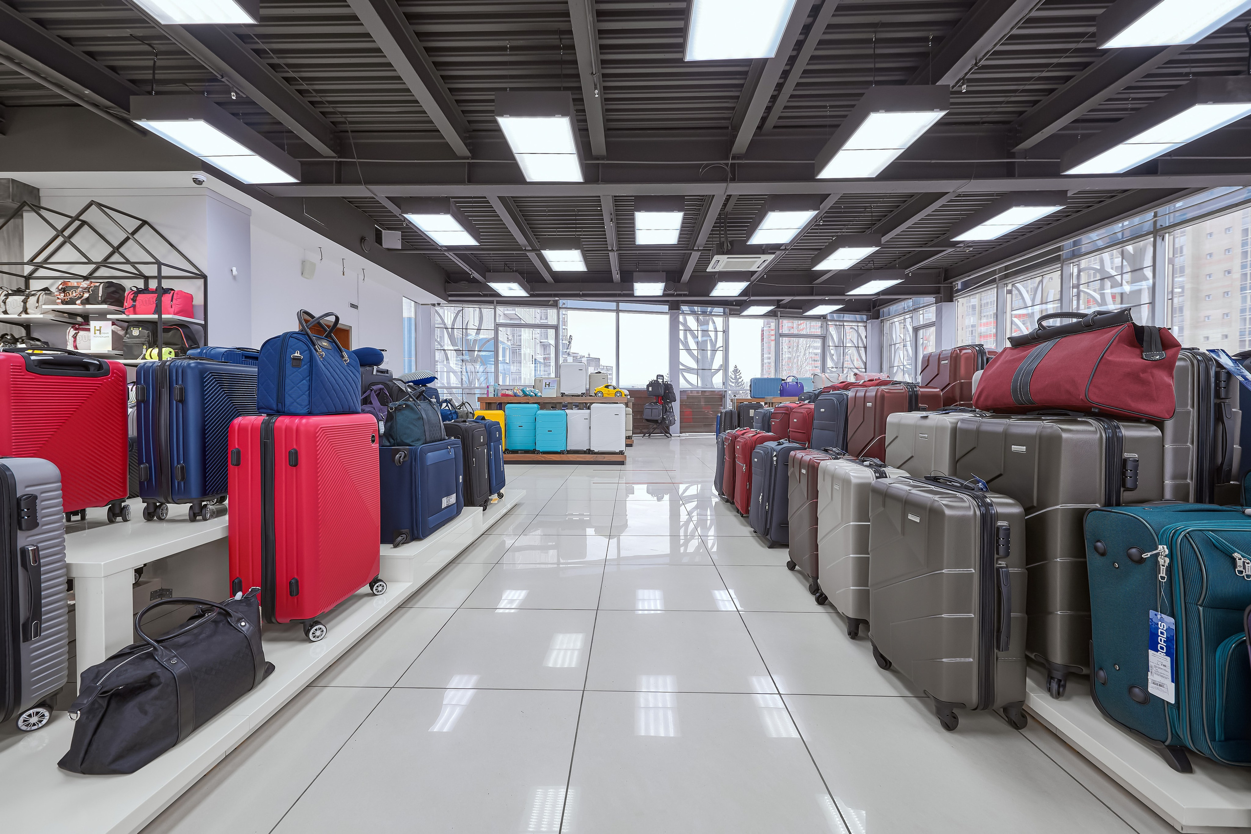 Портфолио по интерьерной и экстерьерной фотосъёмки: Мир сумок — Левый берег. Фотограф Яковлев Роман — Красноярск