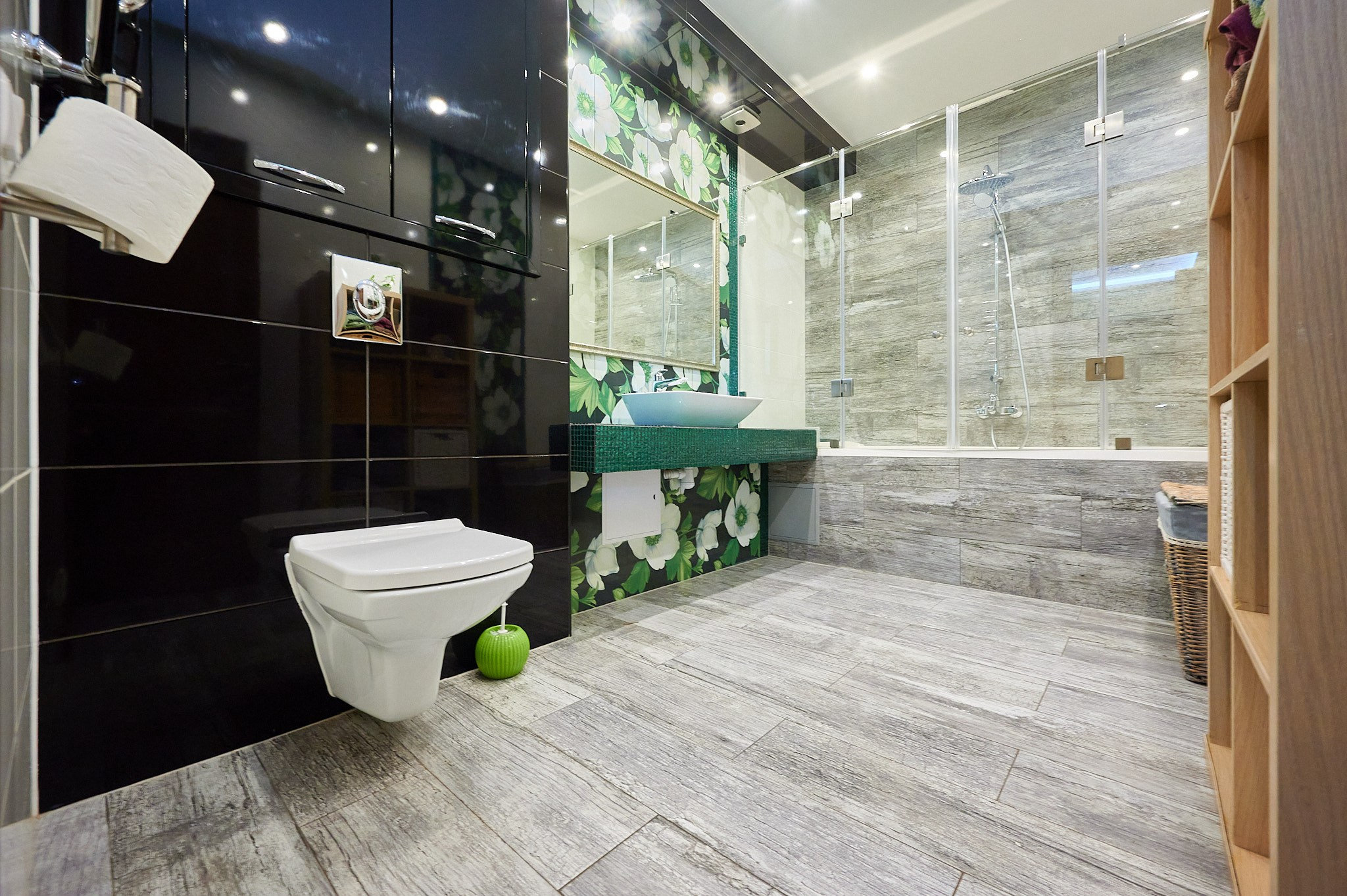 ванная комната черная плитка туалет плитка серая ванная  бежевый шкаф 