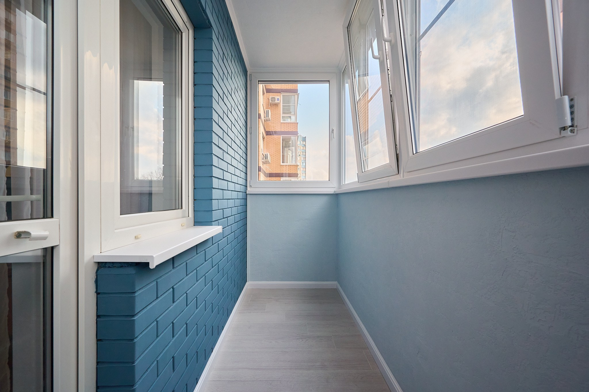 балкон голубые стены