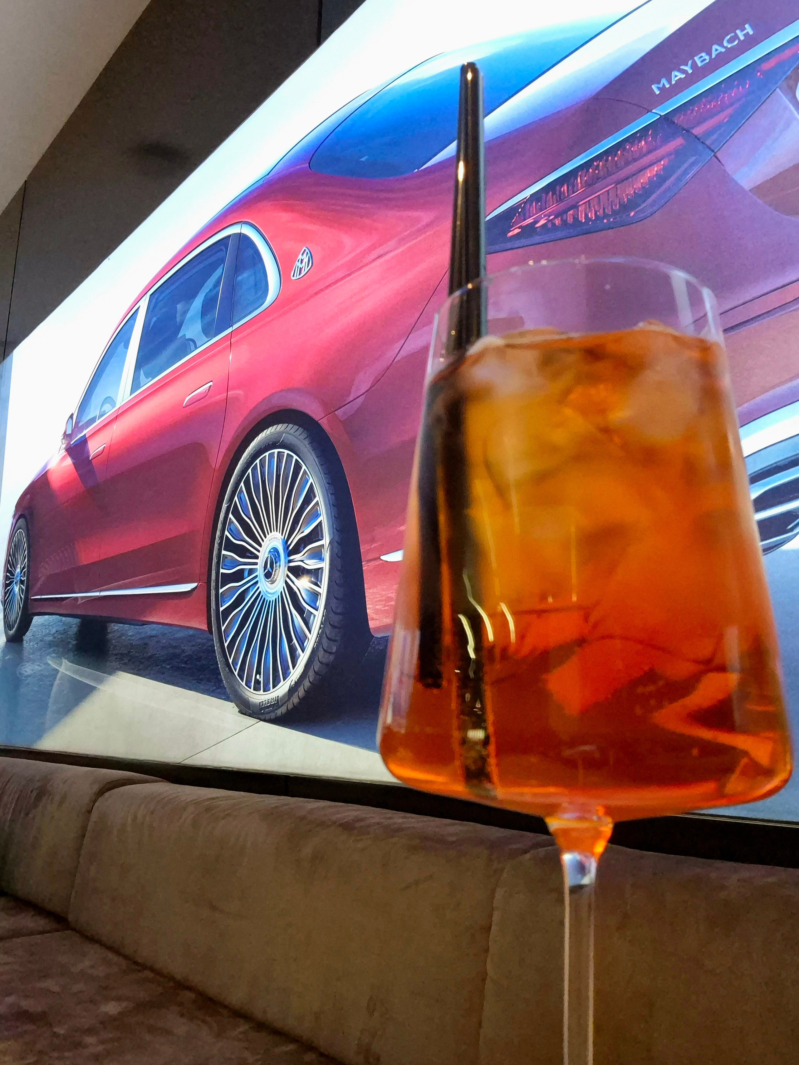 Игорек летел сдавать экзамены, но полетели всей семьей, захватив с собой и маму. Начало поездки традиционно в Мерседес кафе в Шереметьево