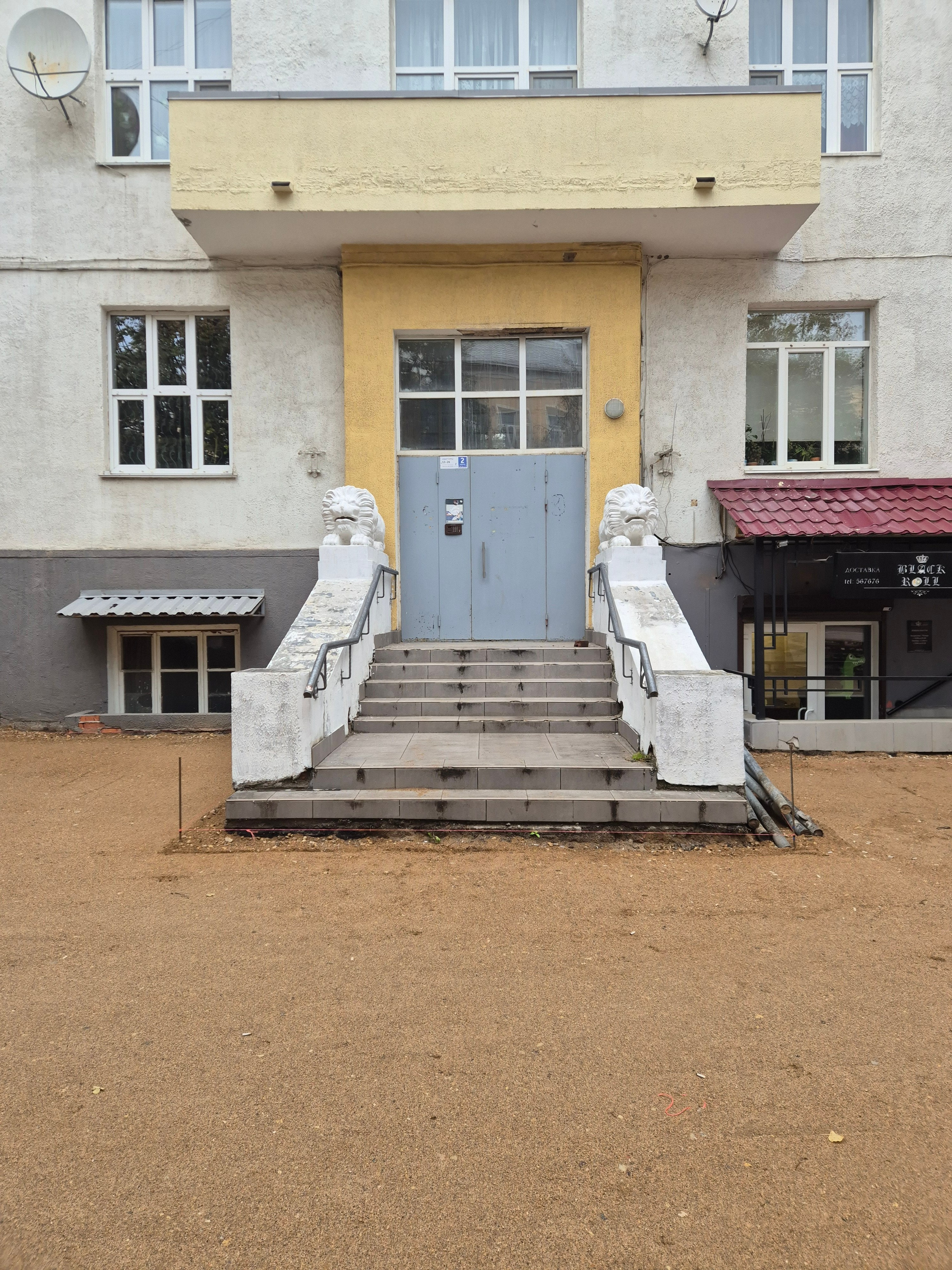 Просто подъезд, просто со львами