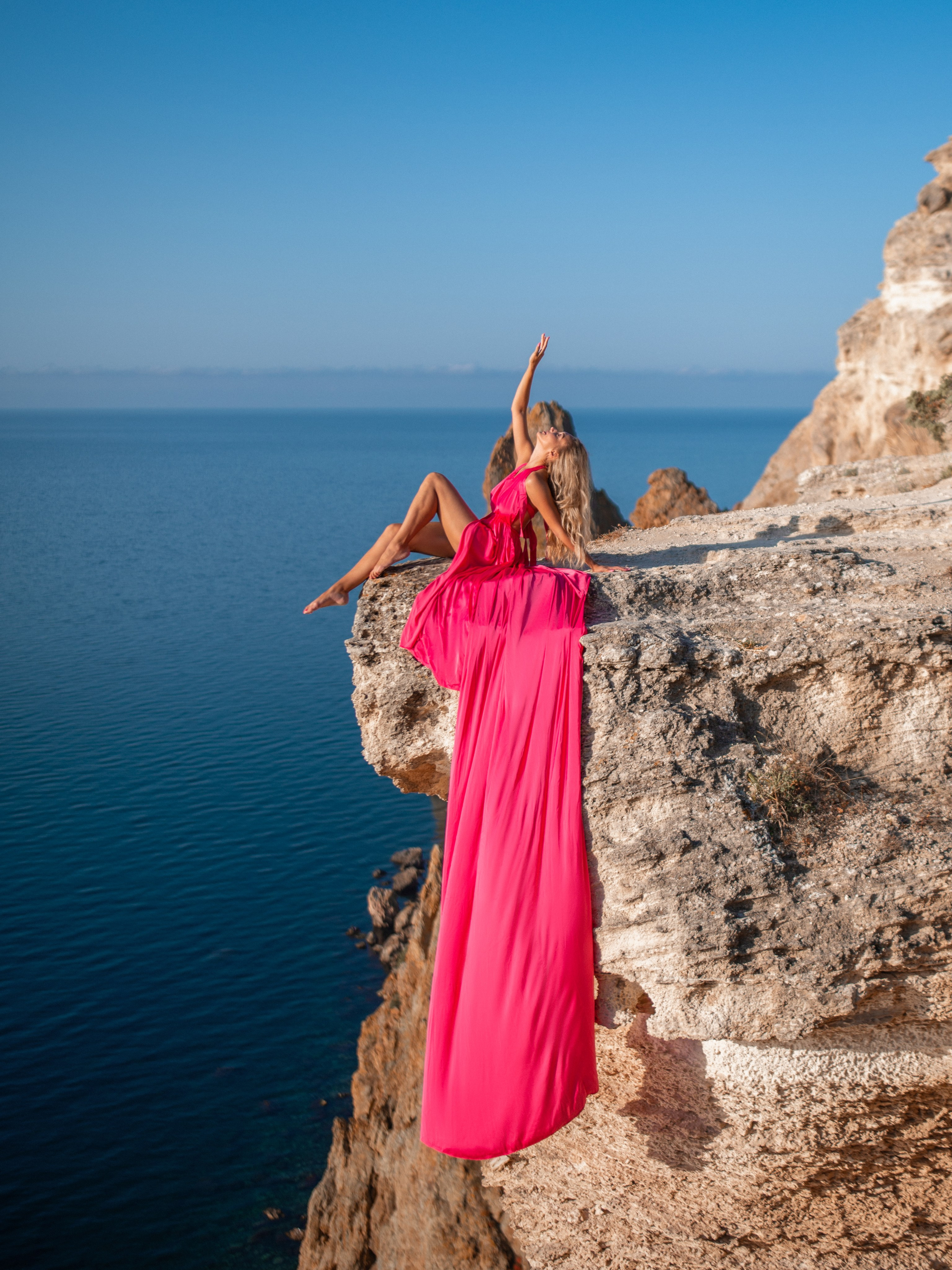 Фото девушки в розовом платье с очень длинным шлейфом на Фиоленте в Севастополе