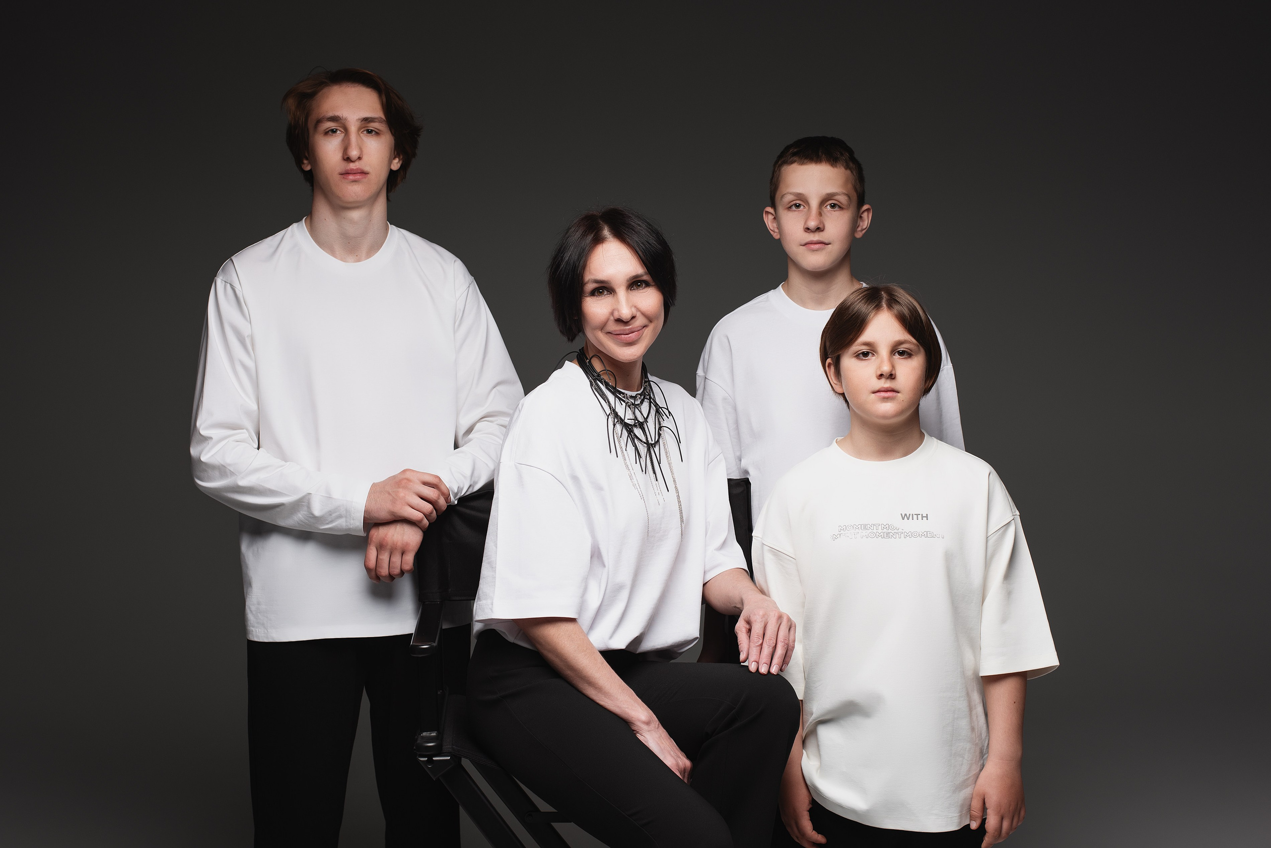 Семейная фотосессия на циклораме. Семейный фотограф в Южно-Сахалинске Анастасия Лимарева