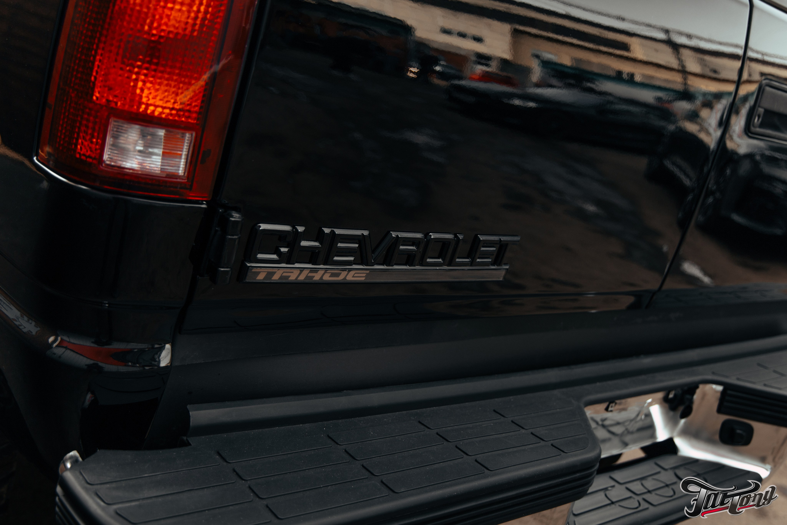 Chevrolet Tahoe I ремонт по кузову и окрас, пошив салона. DeLorein