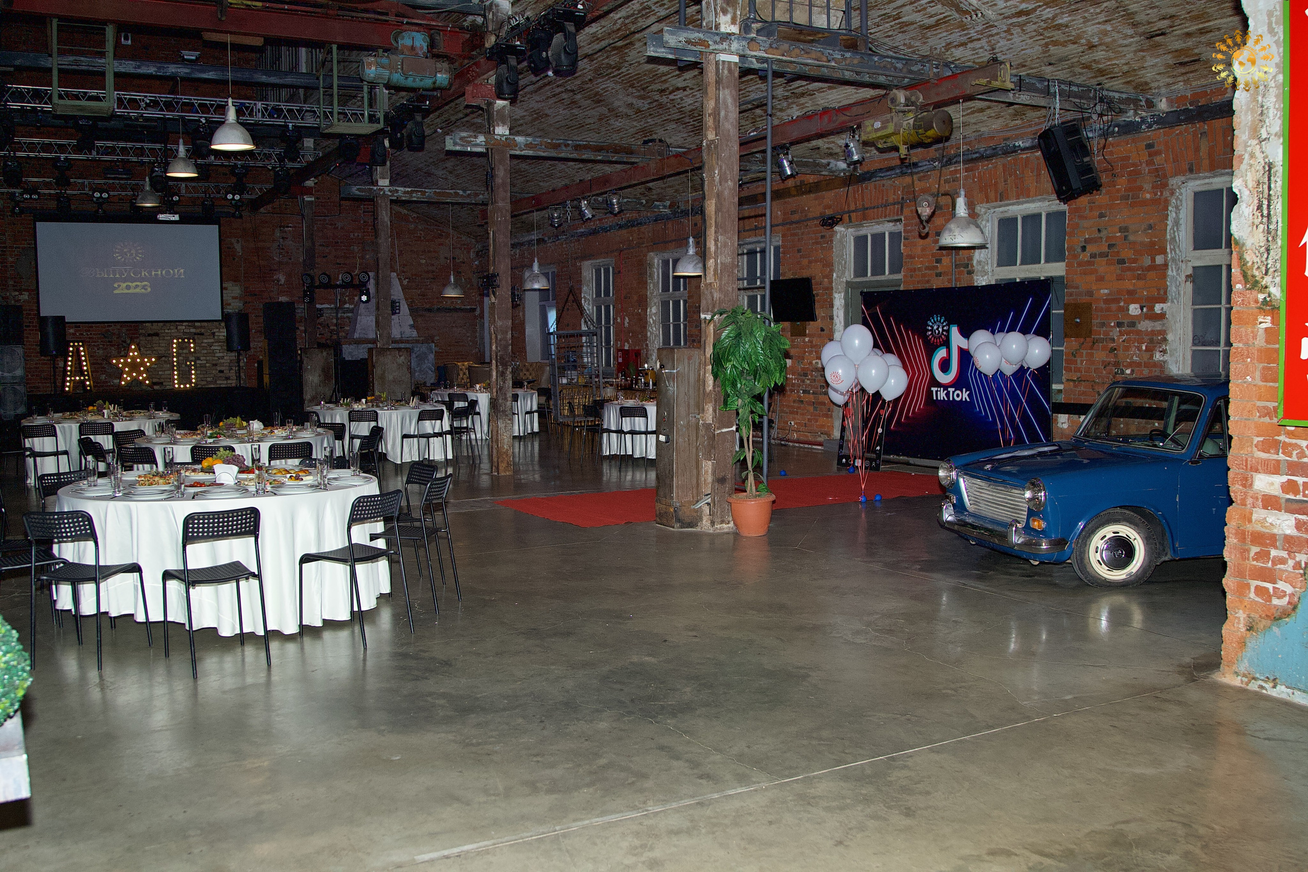 Выпускной 2023 (9-й класс, школа № 46). Loft Urban. Москва. Репортажная съемка в Москве и области. Анималистика