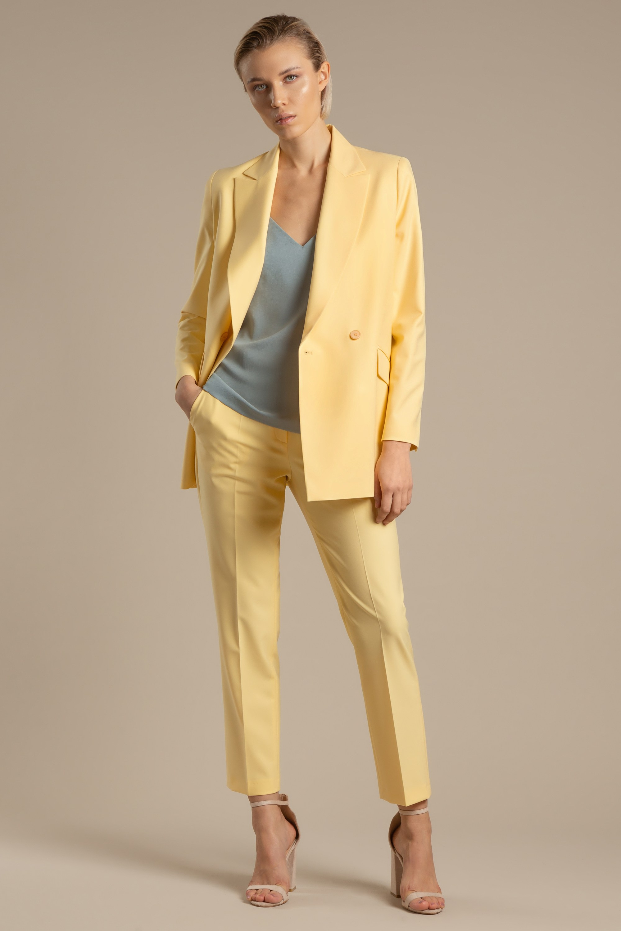 Каталожная фотосъемка на цветном фоне