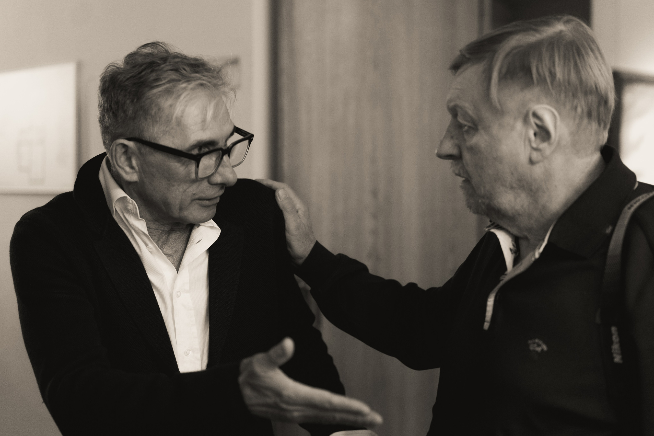 Съёмка открытия вытсавки художника Ильи Даньшина. Лиза Фирстова — самый добрый фотограф