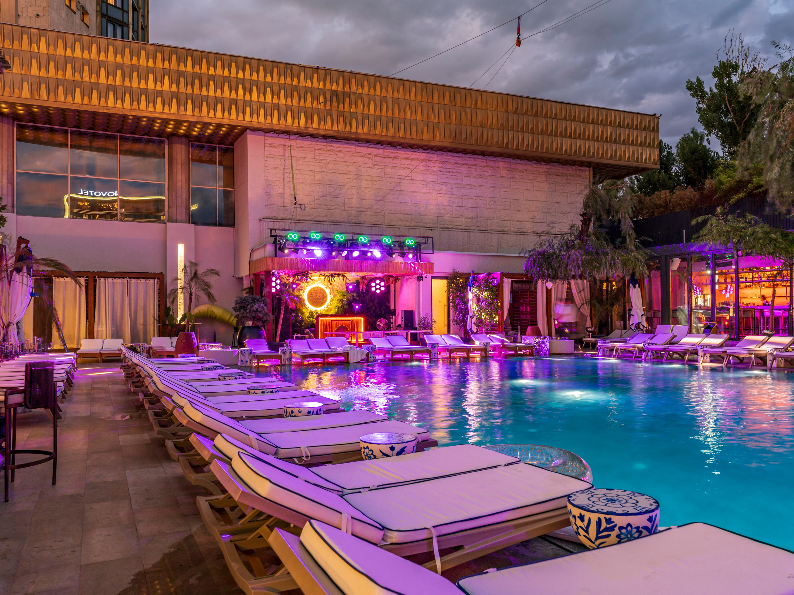 Eden Pool&Bar, съемка бассейна в июле 2026 года. Интерьерный фотограф Алматы