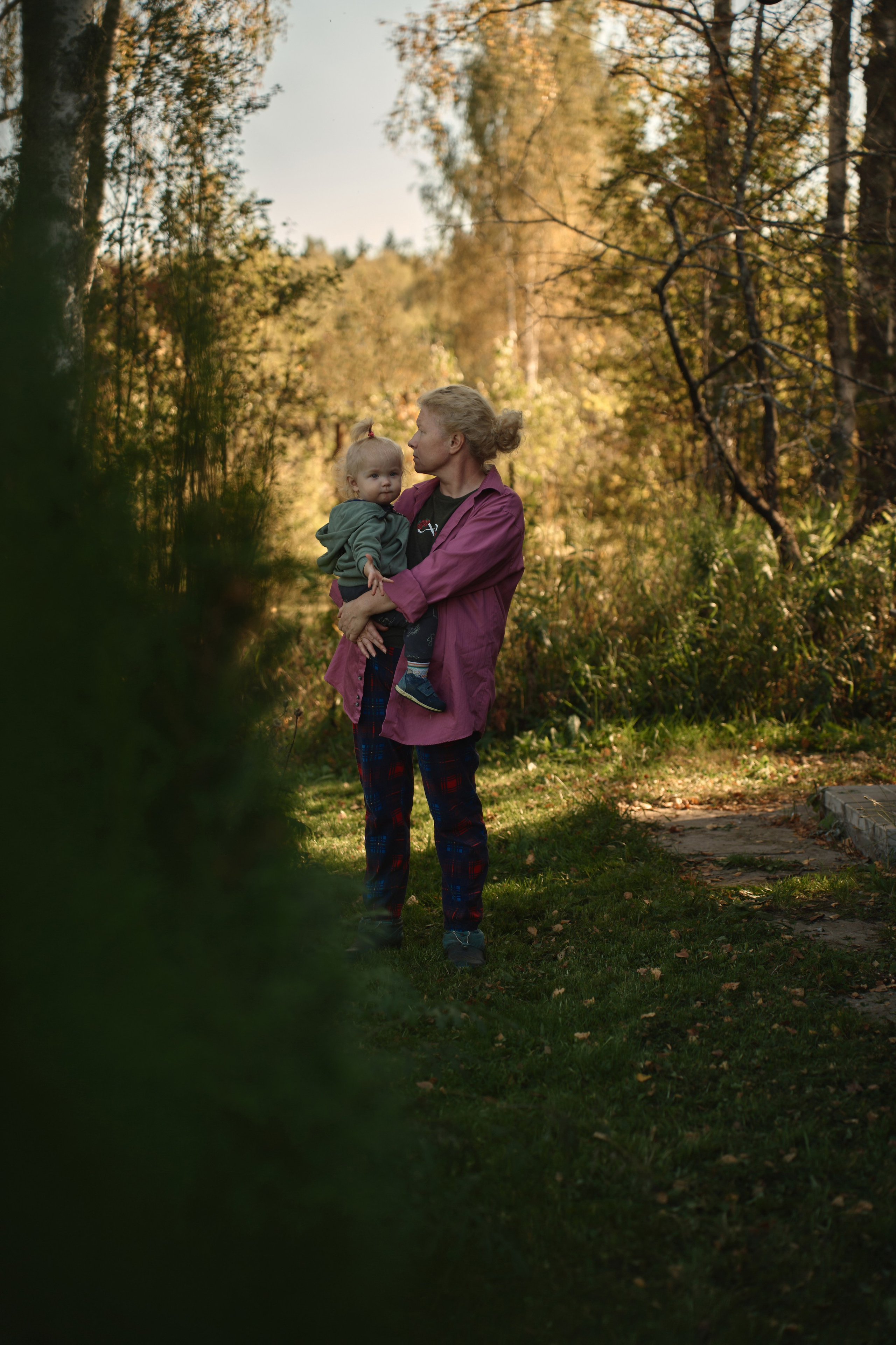 Семейный подряд по стрижке газона. Фотограф Женя Пашкина