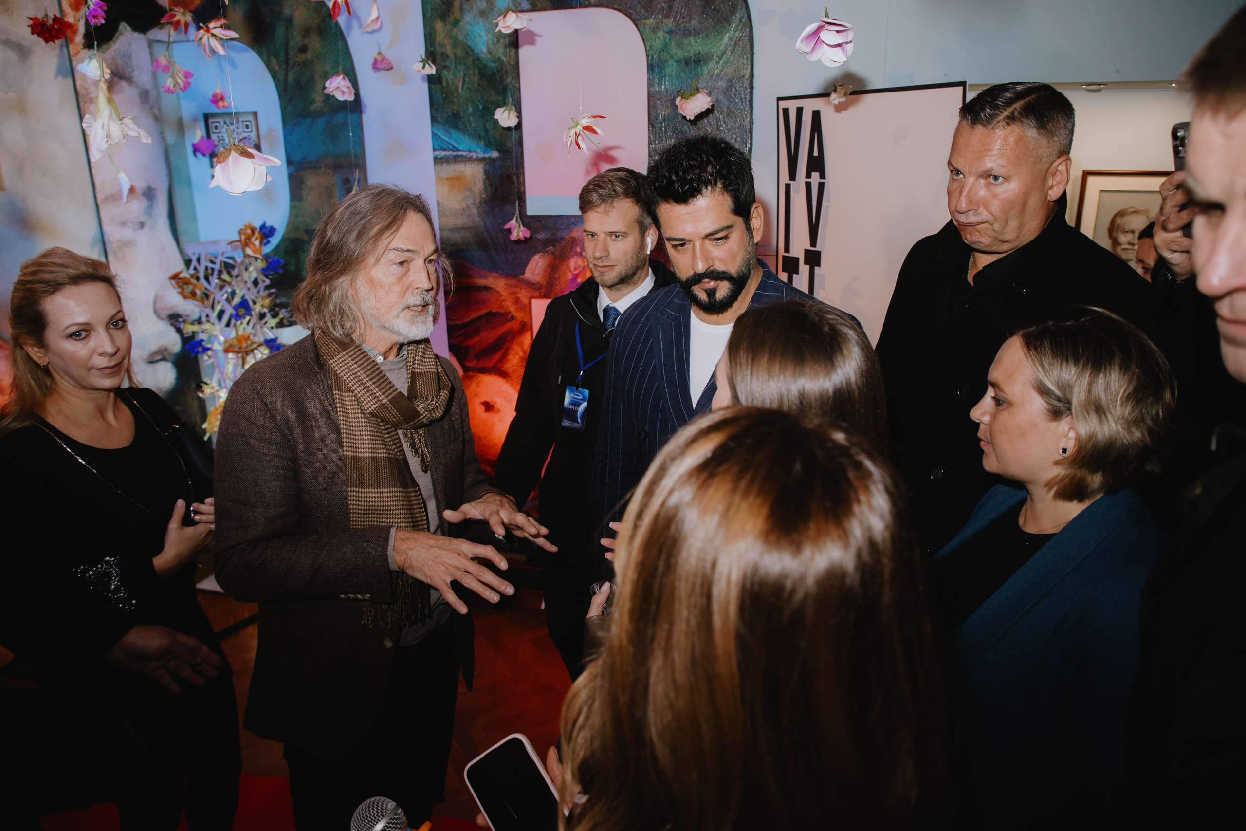 Бурак Озчивит посетил выставку Никаса Сафронова. Фотограф в Москве и Санкт-Петербурге Дарина