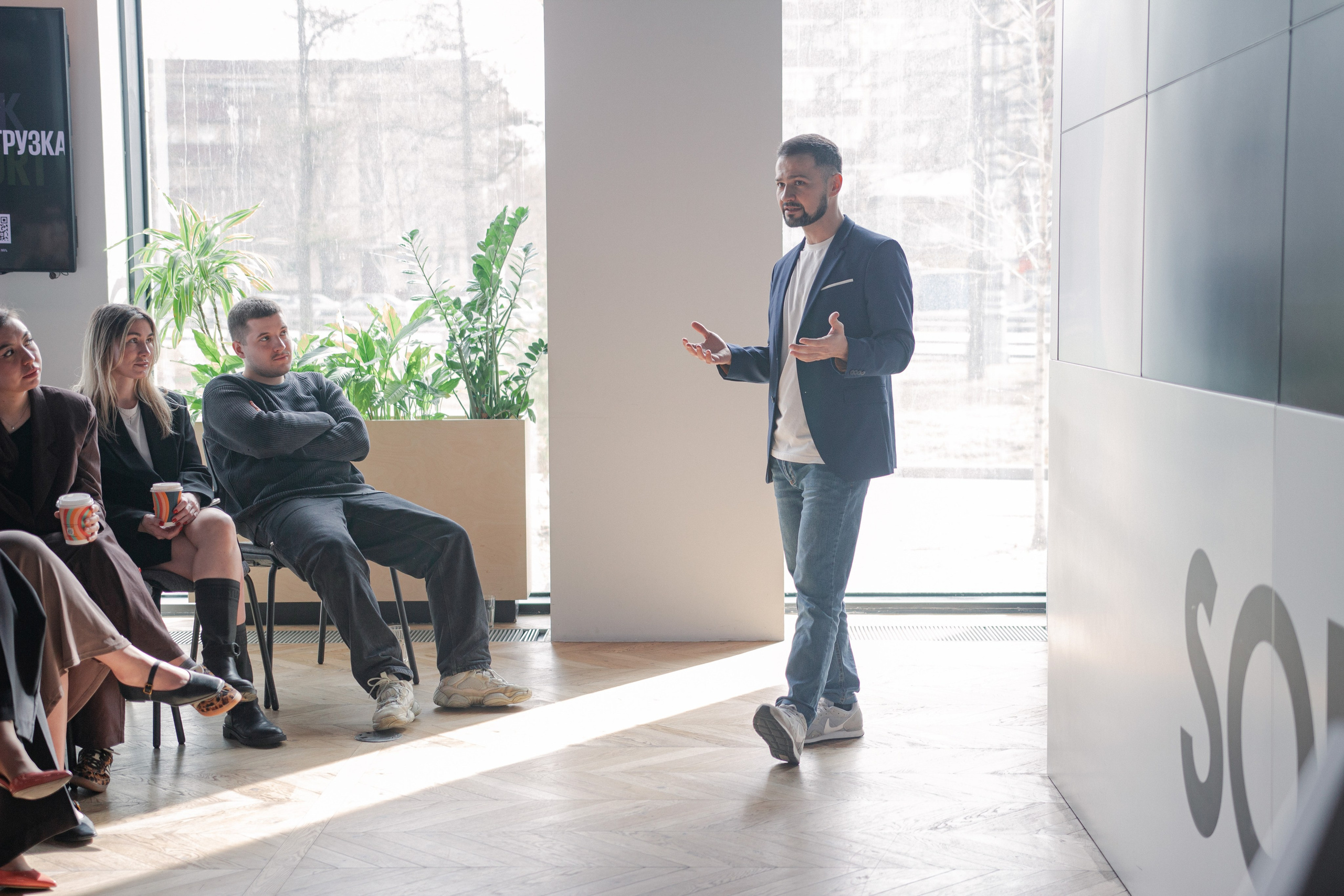 Планерка компании недвижимости. Фотограф Москва — личные фотосессии, лавстори в студии